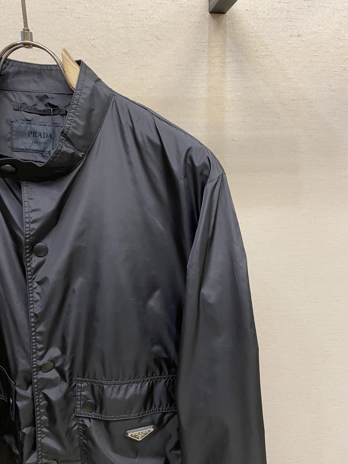 🌟🌟Prada、再生尼龙夹克面料选择：选用品牌标志性的再生尼龙面料，与传统尼龙性能相当，具备高强度，抗撕