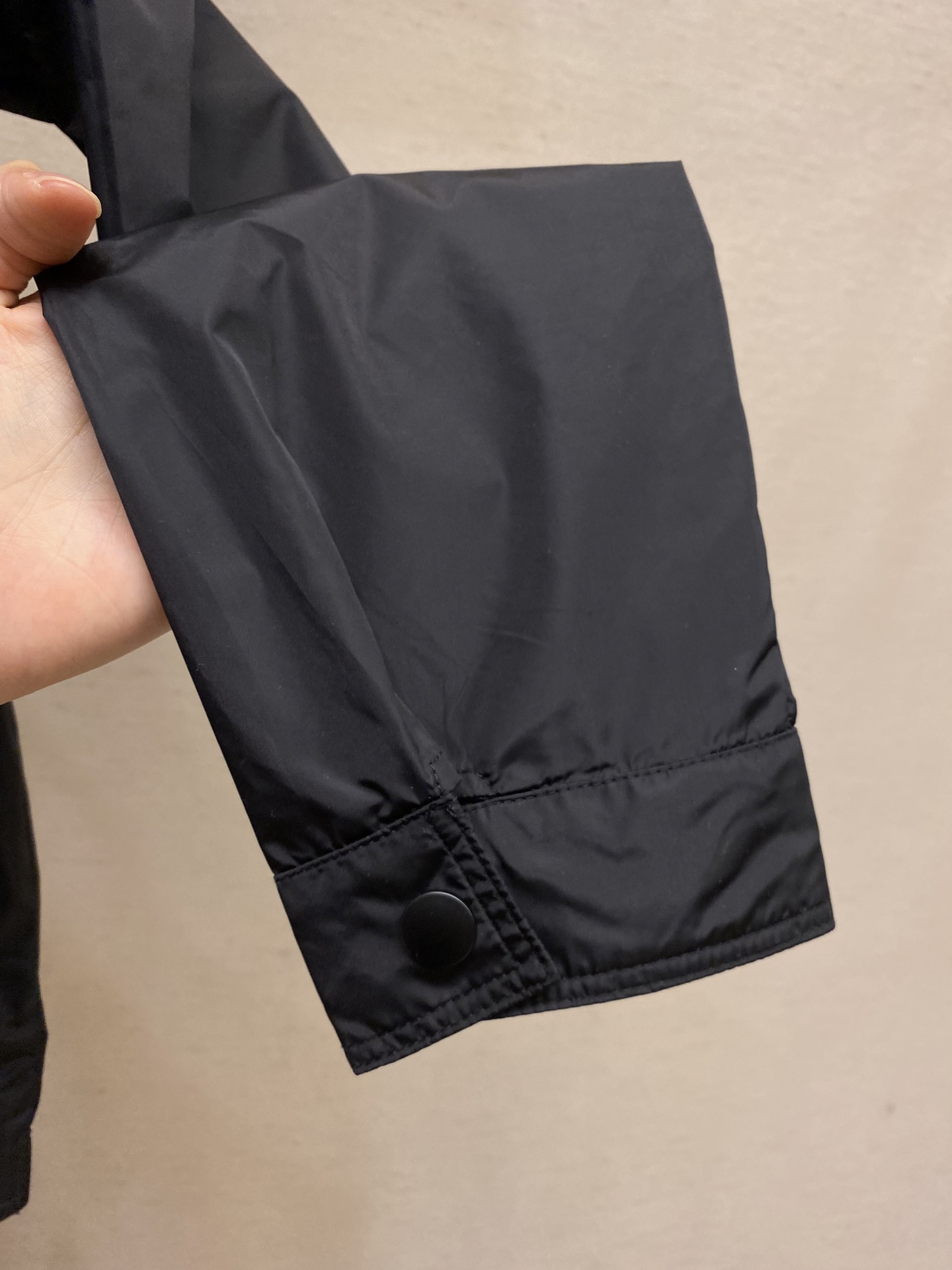 🌟🌟Prada、再生尼龙夹克面料选择：选用品牌标志性的再生尼龙面料，与传统尼龙性能相当，具备高强度，抗撕