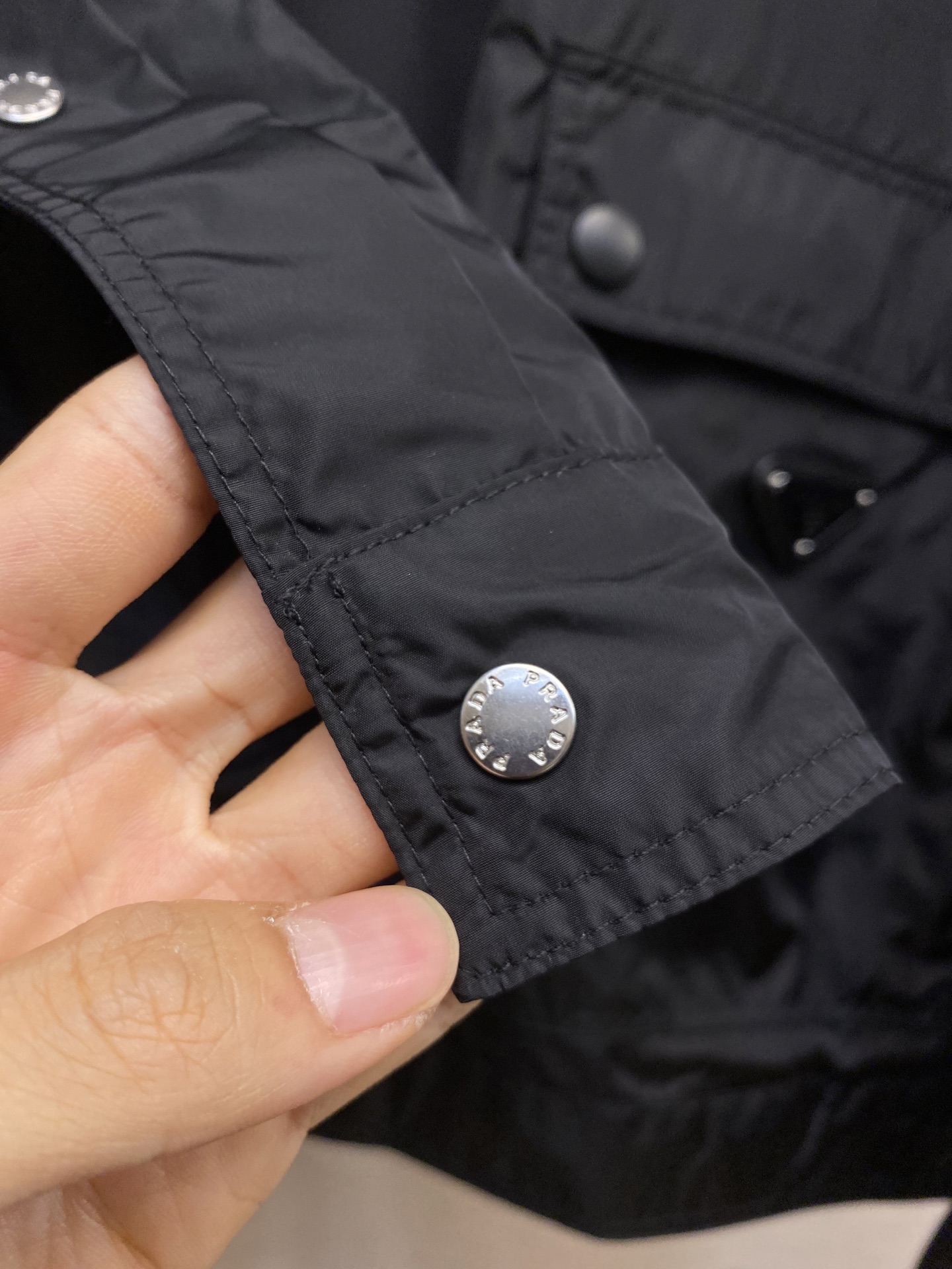 🌟🌟Prada、再生尼龙夹克面料选择：选用品牌标志性的再生尼龙面料，与传统尼龙性能相当，具备高强度，抗撕