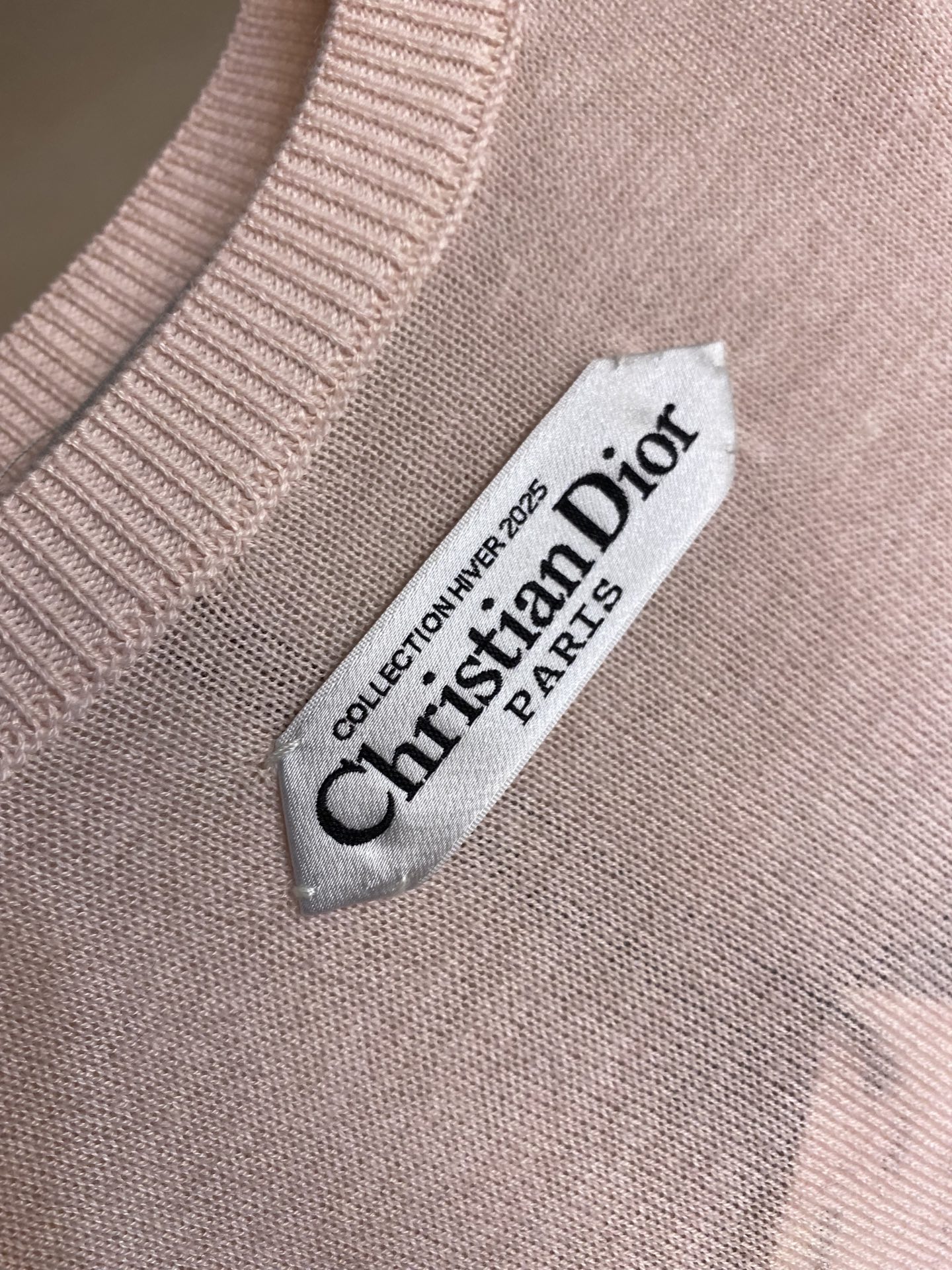 🌟🌟Dior，小标签圆领毛织长袖发售色系：米黄、黑色、粉色⚠️原,100购买；混纺绵羊毛材质、胸前饰以标