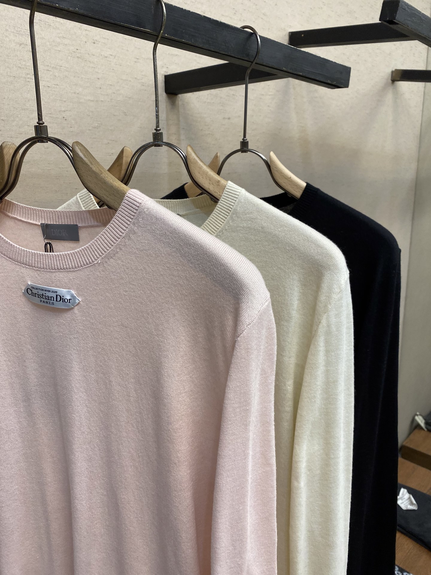 🌟🌟Dior，小标签圆领毛织长袖发售色系：米黄、黑色、粉色⚠️原,100购买；混纺绵羊毛材质、胸前饰以标