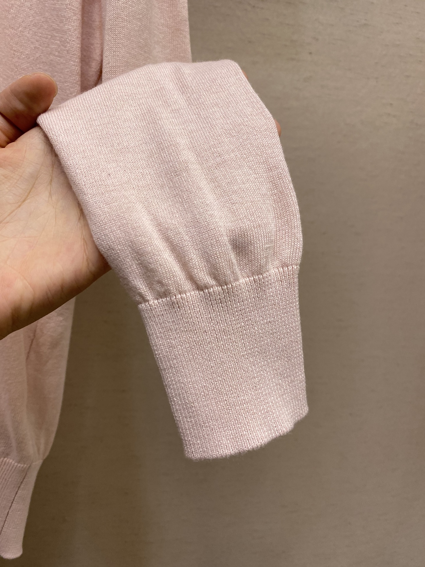 🌟🌟Dior，小标签圆领毛织长袖发售色系：米黄、黑色、粉色⚠️原,100购买；混纺绵羊毛材质、胸前饰以标