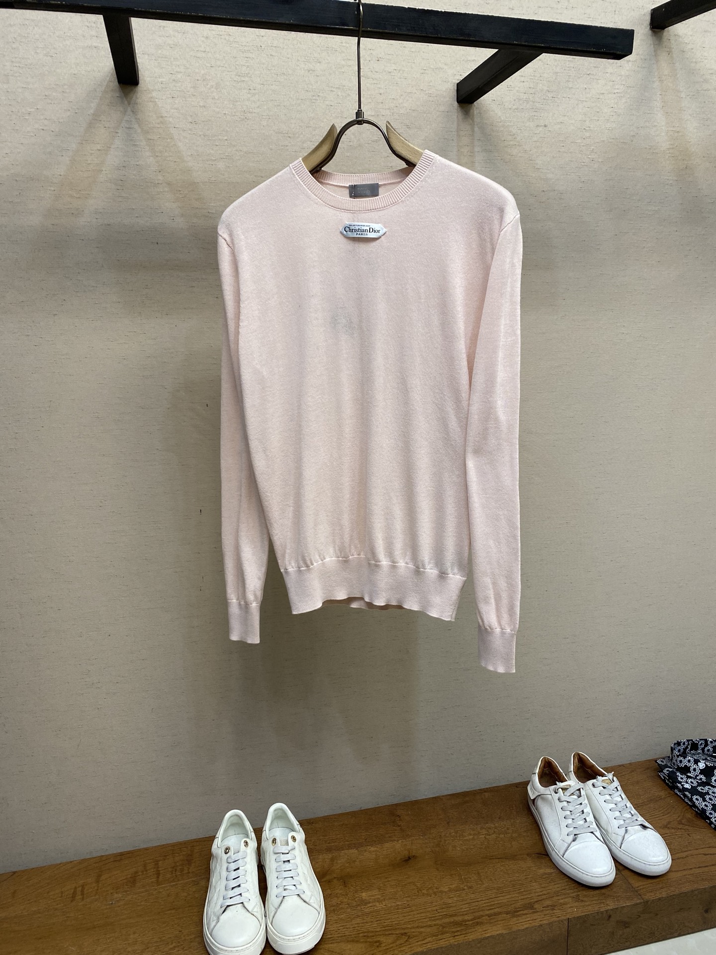 NO:574016,Dior, small label round neck woolen long sleeves, available in beige, black, pink, original, 100 to buy; made of blended sheep wool, label on the chest, ribbed round neck, cuffs and hem, full set of accessories # blended sheep wool material  Selected color-dyed wool knitted plain fabric, the plain knitted structure ensures that the fabric is tight and flat, has good elasticity, and is not easy to loose and deform. The high-grade wool material brings an extremely soft, skin-friendly and delicate touch, and has both natural warmth and breathability. The unique luster and soft texture fully reflects the texture of the fabric. # Decorated with a small label on the chest  'Paris' on the label emphasizes the brand's French origin and fashion tradition; it is presented through the jacquard woven label process, reflecting the brand's pursuit of advanced craftsmanship and classic aesthetics. Through the digital jacquard loom   The brand text/pattern is directly woven into the label. The texture is clear and the edges are burr-free. Compared with ordinary printed labels, it is more three-dimensional and durable. It is made of high-count cotton material to ensure a soft touch while maintaining stiffness; the classic white background is interspersed with black characters, and the texture is enhanced through the luster of the yarn itself. # Simple version design  Rib knitting technology is applied to the round neck, cuffs and hem to provide excellent elastic recovery; ensuring that these key parts will not loosen easily after long-term wear and remain crisp and stylish. The overall style is likely to adopt a classic fit or a slightly loose cut, aiming to ensure wearing comfort while smoothly outlining the silhouette. Sizes XS-L, dior, alexander wang19860909Dior,小标签圆领毛织长袖 发售色系米黄、黑色、粉色 原,100购买；混纺绵羊毛材质、胸前饰以标签、罗纹圆领、袖口和底边、全套辅料配备 # 混纺绵羊毛材质 精选对色定染毛料针织平纹面料,平纹针织结构确保了面料的紧密平整与良好的弹性,不易松散变形.高级毛料材质带来了极致柔软、亲肤细腻的触感,同时兼具天然的保暖性与透气性.独特的光泽柔软肌理,充分体现了对面料质感. # 胸前饰以小标签 标签上的“Paris”强调品牌的法式血统与时装传统；通过提花织唛工艺呈现,体现了品牌对高级工艺与经典美学的追求.通过数码提花织机 将品牌文字/图案直接织入标签,纹理清晰、边缘无毛刺,对比普通印刷标签更显立体感与耐久性.采用高支棉材质,确保柔软触感的同时保持挺括；经典白底黑字穿插,通过纱线本身的光泽提升质感. # 简约版型设计 罗纹针织工艺应用于圆领、袖口及下摆,提供优异的弹性回复力；确保这些关键部位久穿不易松懈,保持挺括有型.整体版型大概率采用经典合身或略宽松的剪裁,旨在保证穿着舒适度的同时,流畅地勾勒轮廓. 尺码XS-L,,dior,alexander wang,Men's clothing