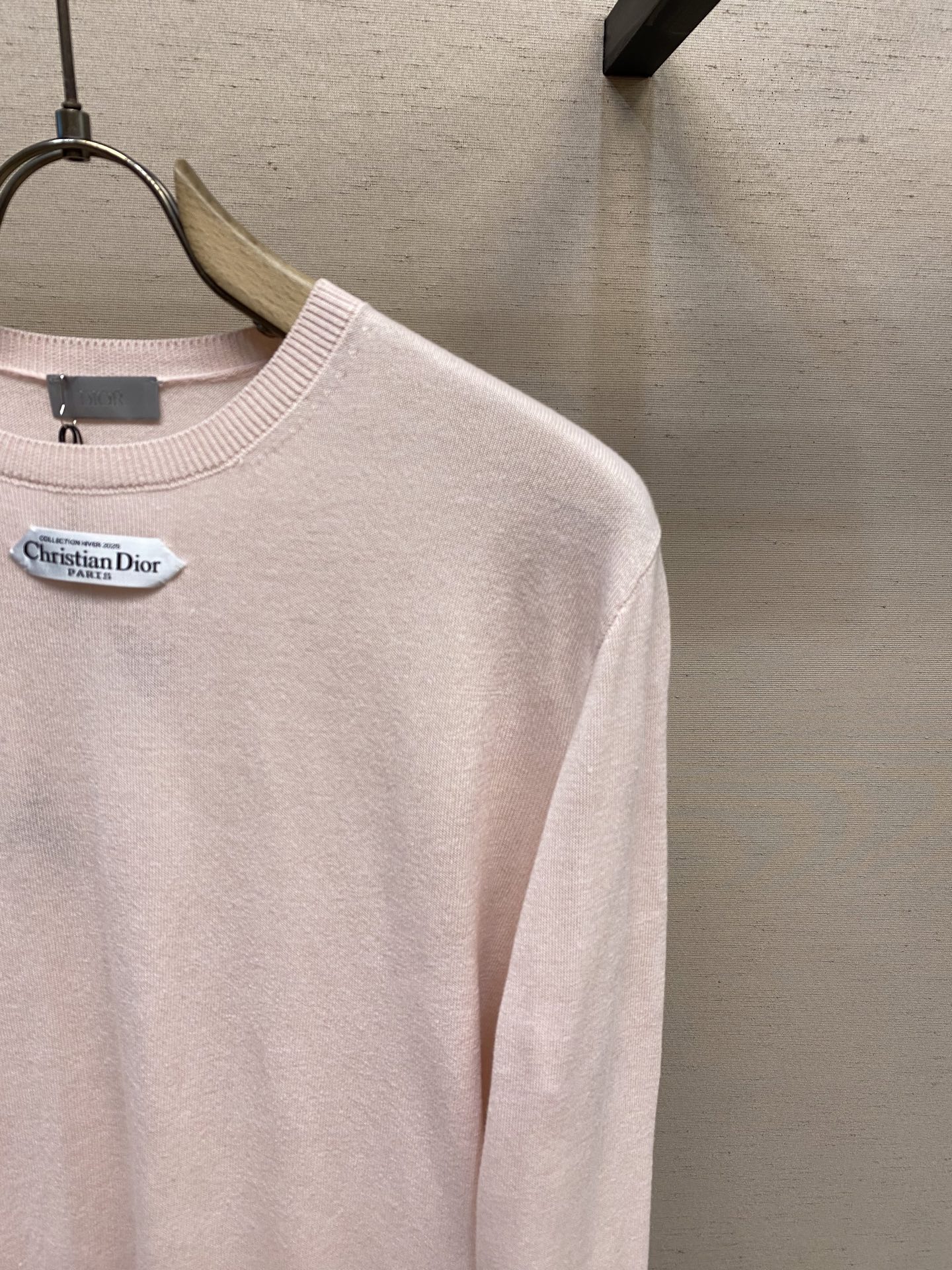 🌟🌟Dior，小标签圆领毛织长袖发售色系：米黄、黑色、粉色⚠️原,100购买；混纺绵羊毛材质、胸前饰以标