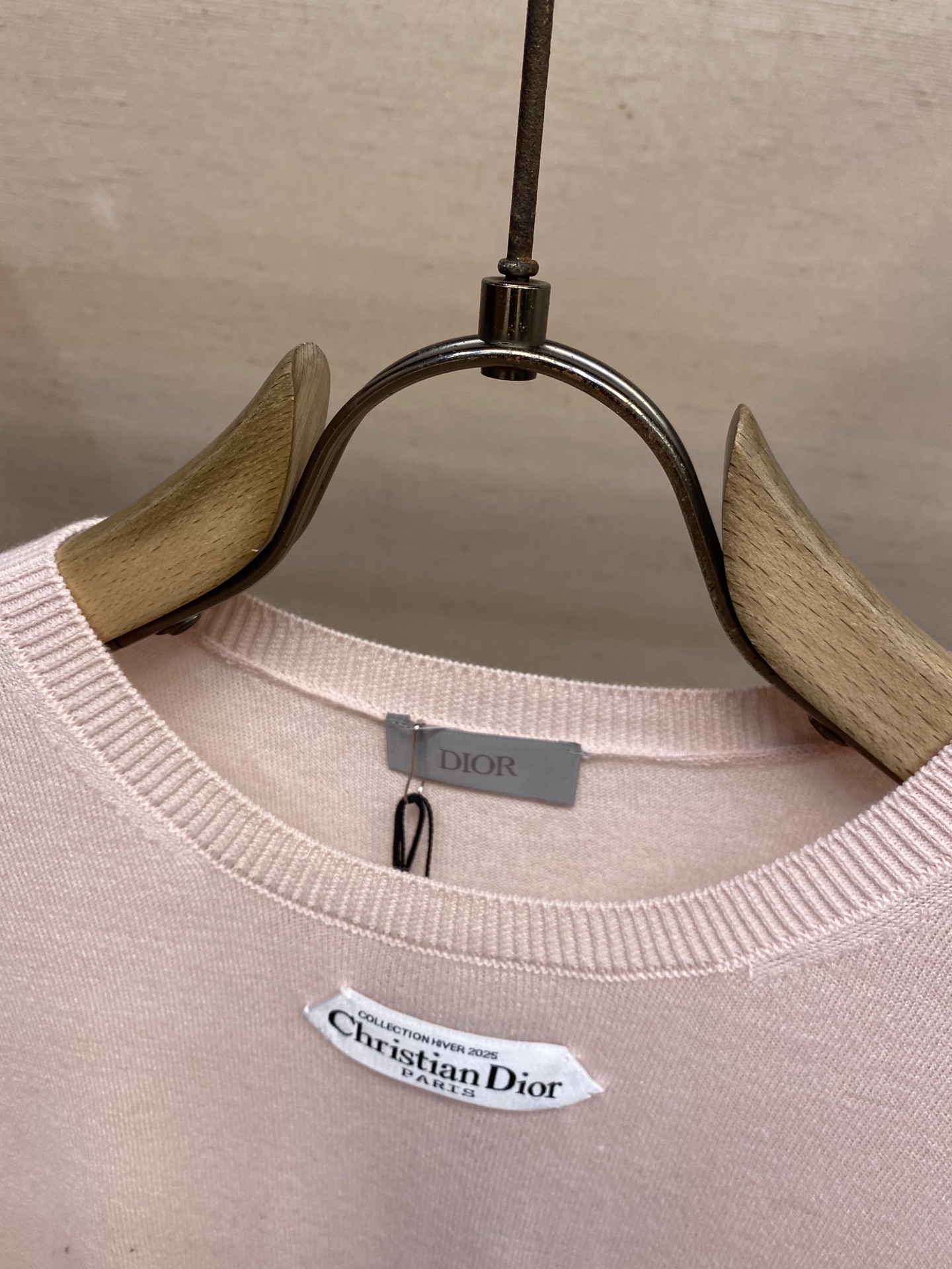 🌟🌟Dior，小标签圆领毛织长袖发售色系：米黄、黑色、粉色⚠️原,100购买；混纺绵羊毛材质、胸前饰以标