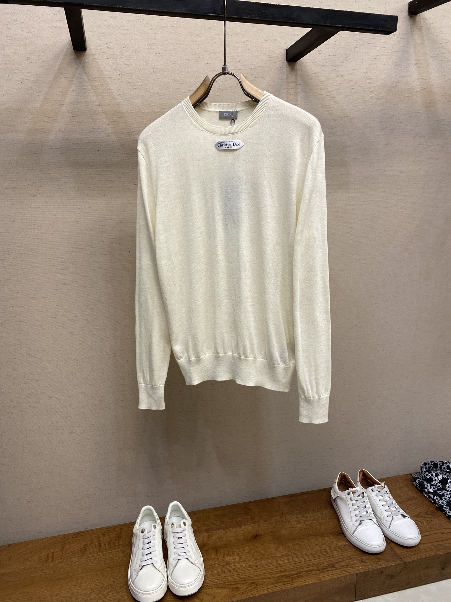 🌟🌟Dior，小标签圆领毛织长袖发售色系：米黄、黑色、粉色⚠️原,100购买；混纺绵羊毛材质、胸前饰以标