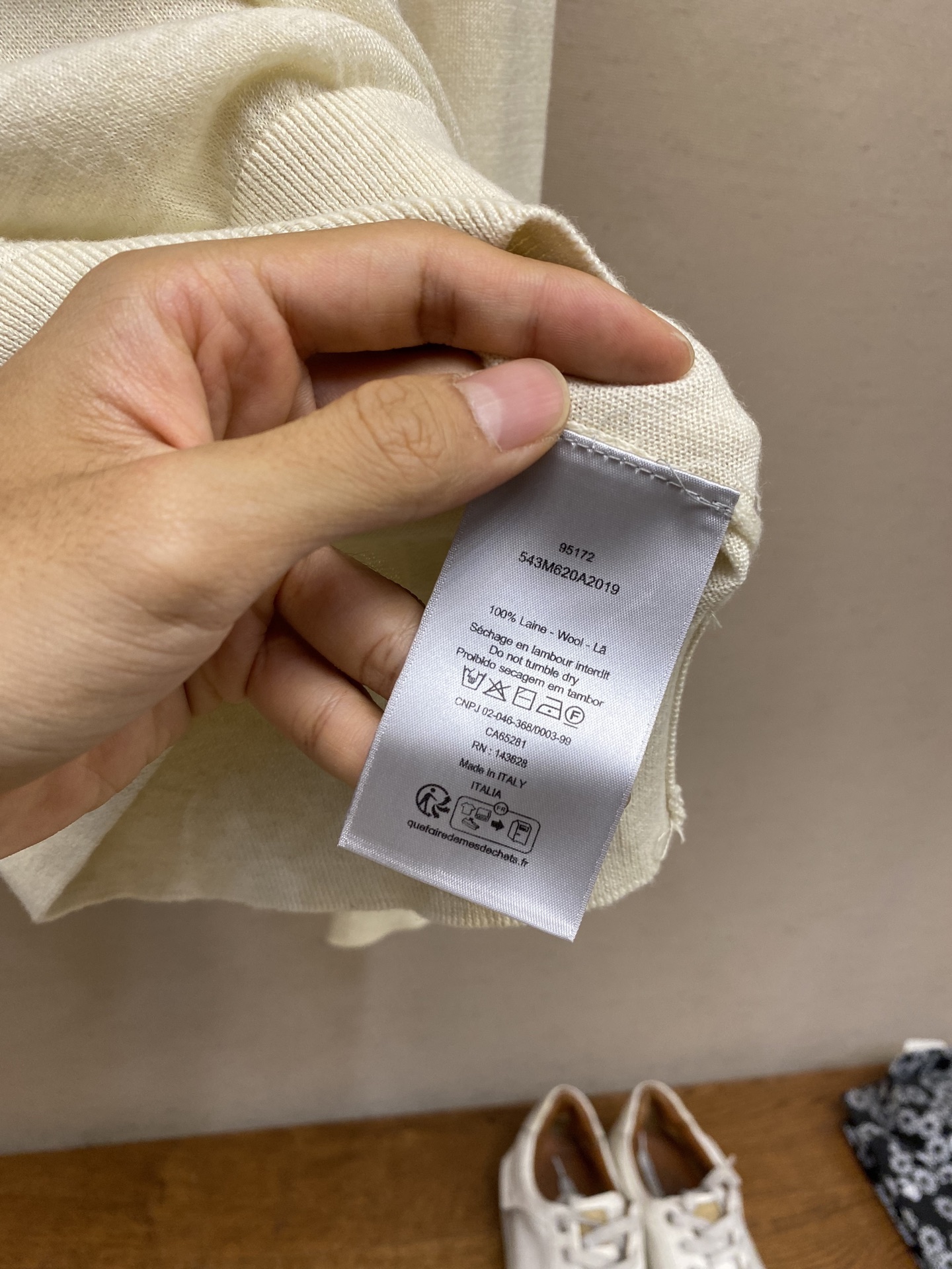 🌟🌟Dior，小标签圆领毛织长袖发售色系：米黄、黑色、粉色⚠️原,100购买；混纺绵羊毛材质、胸前饰以标