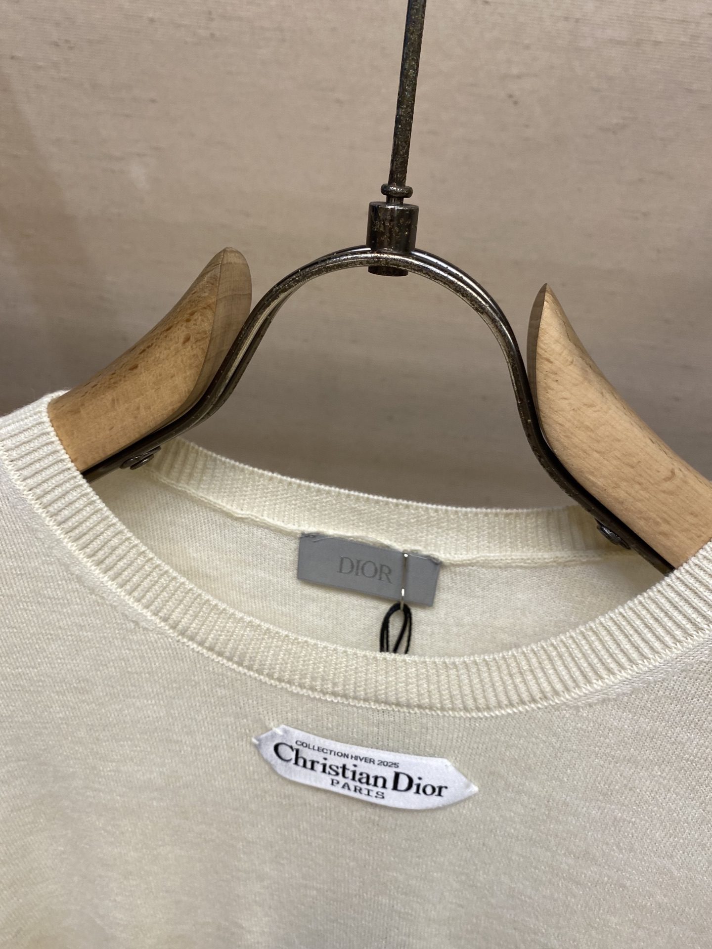 🌟🌟Dior，小标签圆领毛织长袖发售色系：米黄、黑色、粉色⚠️原,100购买；混纺绵羊毛材质、胸前饰以标