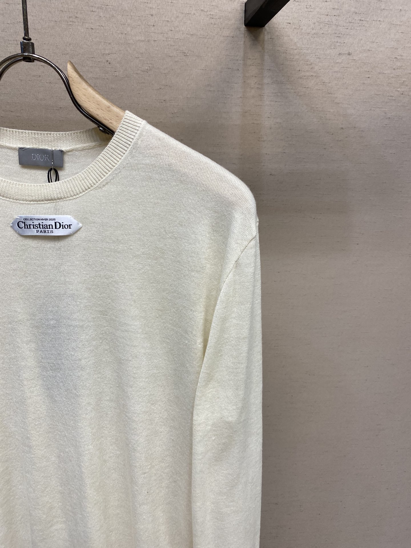 🌟🌟Dior，小标签圆领毛织长袖发售色系：米黄、黑色、粉色⚠️原,100购买；混纺绵羊毛材质、胸前饰以标