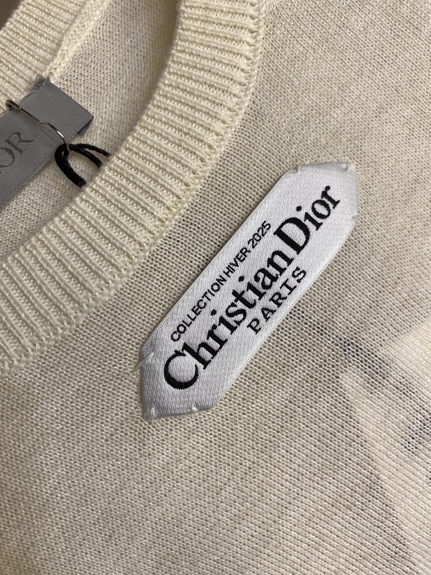 🌟🌟Dior，小标签圆领毛织长袖发售色系：米黄、黑色、粉色⚠️原,100购买；混纺绵羊毛材质、胸前饰以标