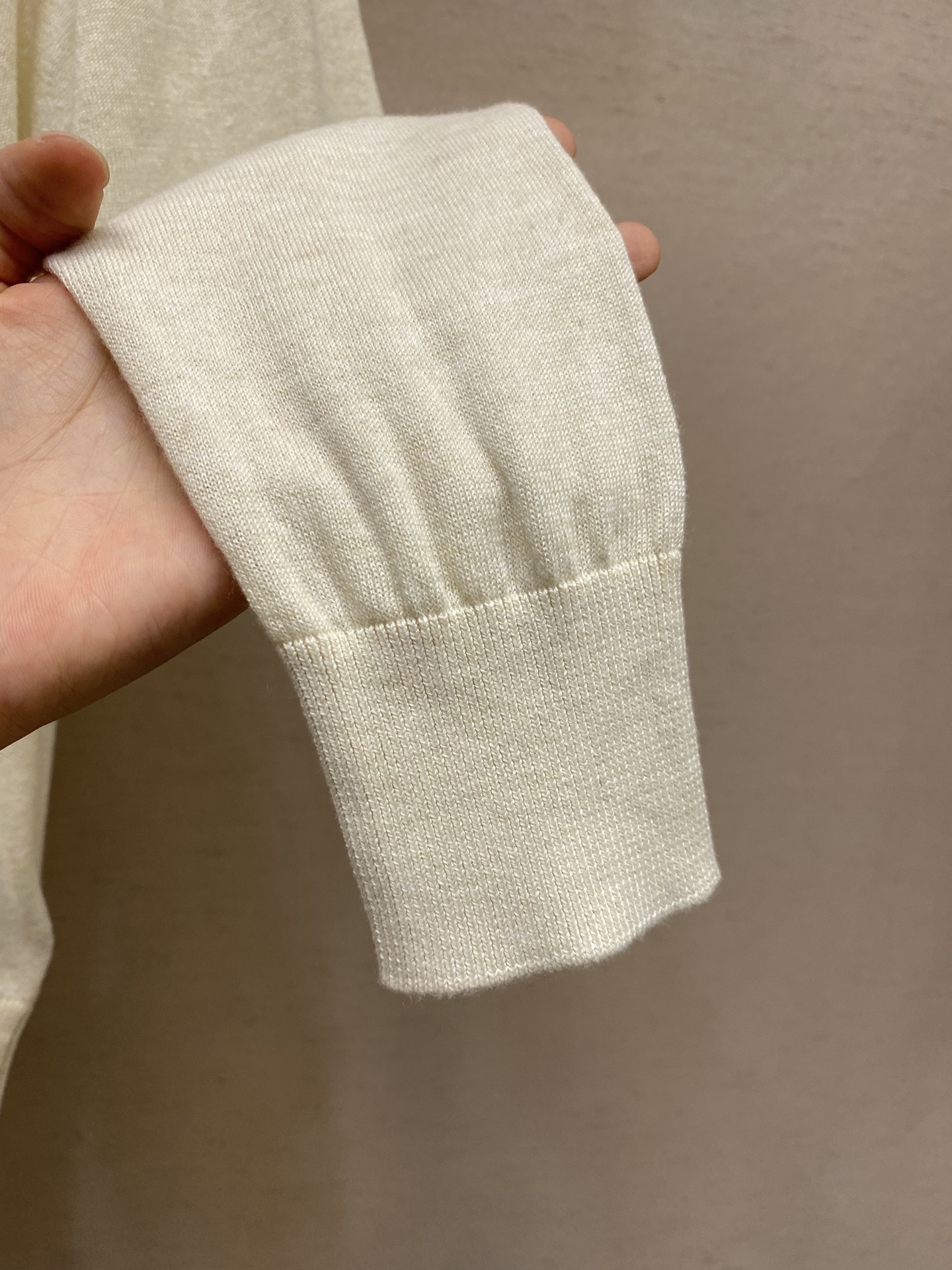 🌟🌟Dior，小标签圆领毛织长袖发售色系：米黄、黑色、粉色⚠️原,100购买；混纺绵羊毛材质、胸前饰以标