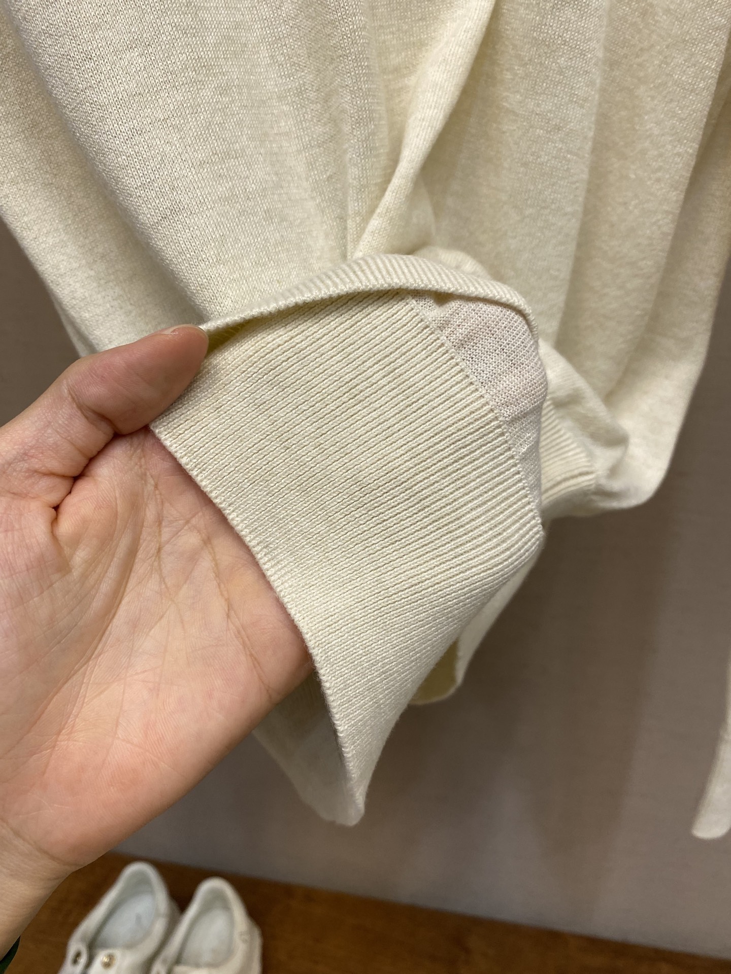 🌟🌟Dior，小标签圆领毛织长袖发售色系：米黄、黑色、粉色⚠️原,100购买；混纺绵羊毛材质、胸前饰以标