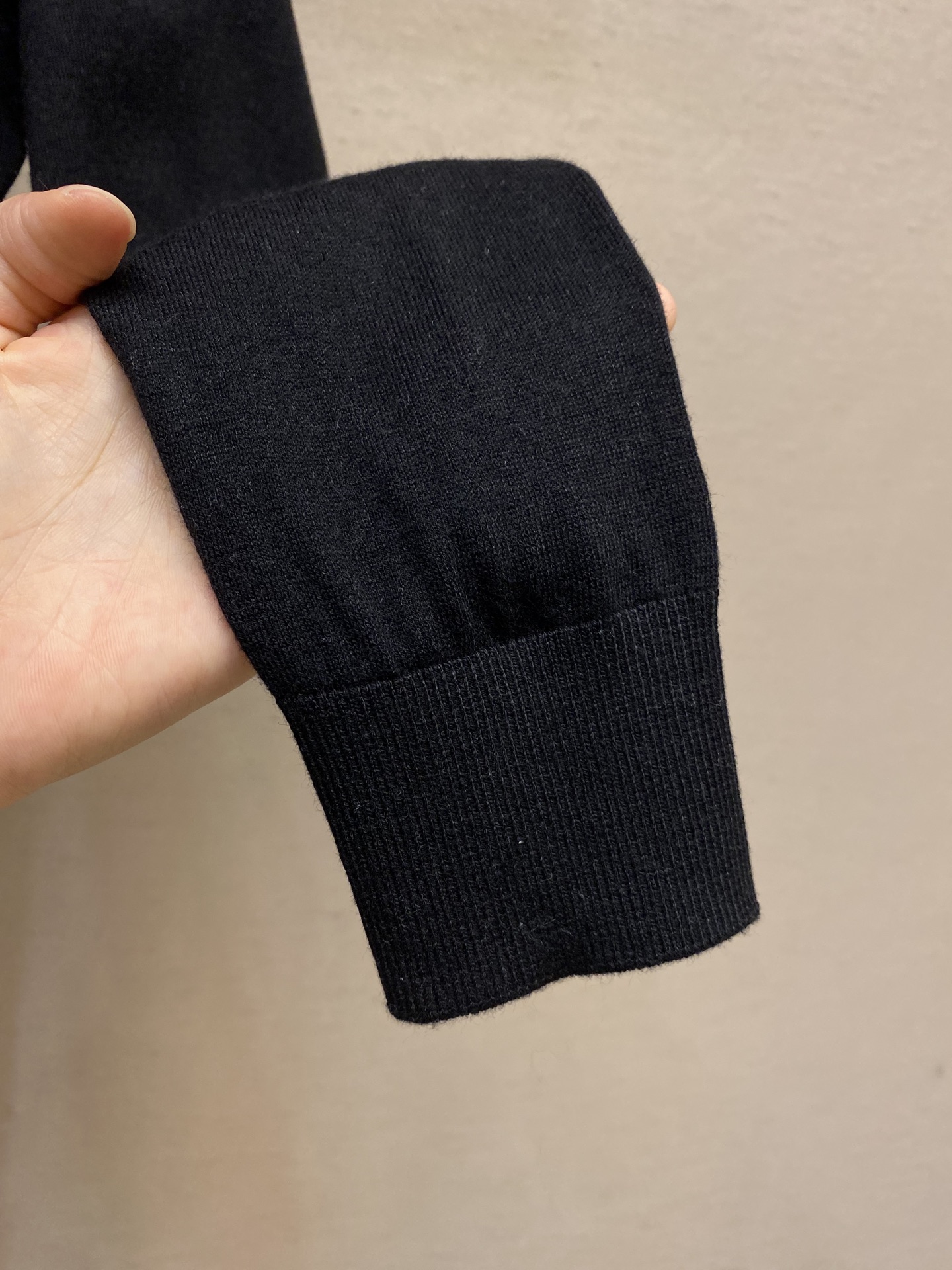 🌟🌟Dior，小标签圆领毛织长袖发售色系：米黄、黑色、粉色⚠️原,100购买；混纺绵羊毛材质、胸前饰以标