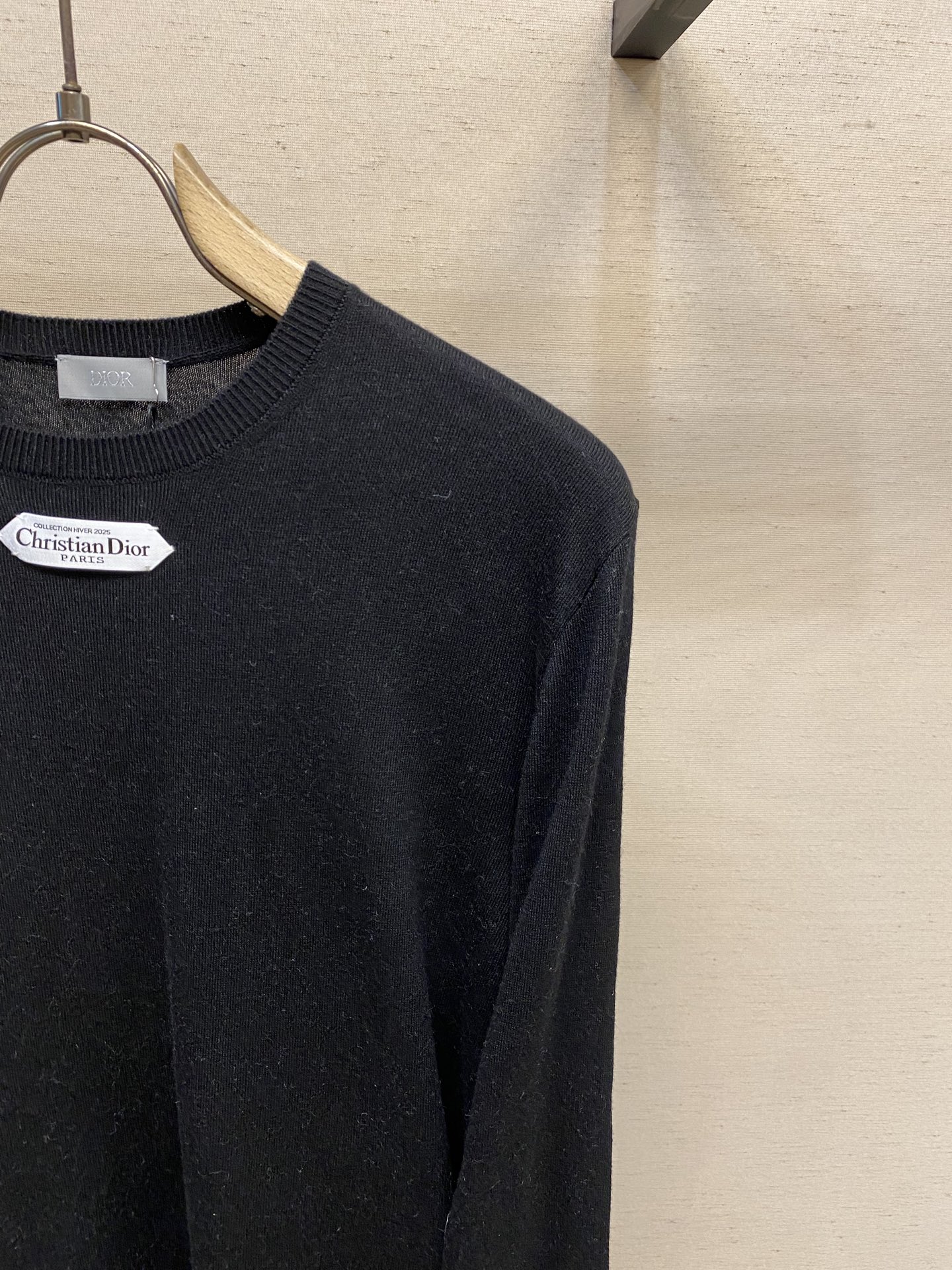 🌟🌟Dior，小标签圆领毛织长袖发售色系：米黄、黑色、粉色⚠️原,100购买；混纺绵羊毛材质、胸前饰以标