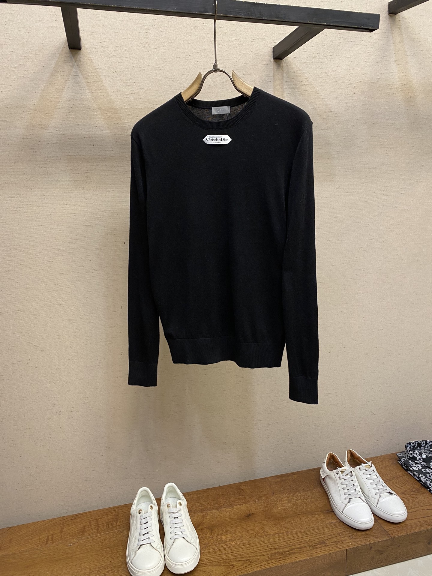 🌟🌟Dior，小标签圆领毛织长袖发售色系：米黄、黑色、粉色⚠️原,100购买；混纺绵羊毛材质、胸前饰以标