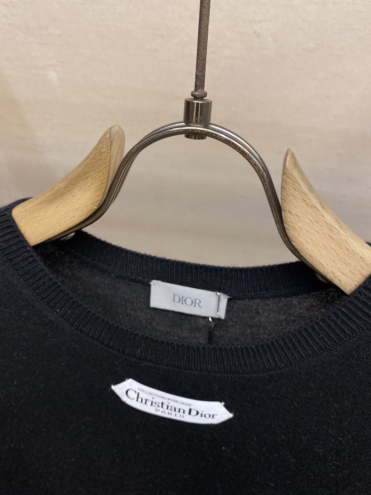 🌟🌟Dior，小标签圆领毛织长袖发售色系：米黄、黑色、粉色⚠️原,100购买；混纺绵羊毛材质、胸前饰以标