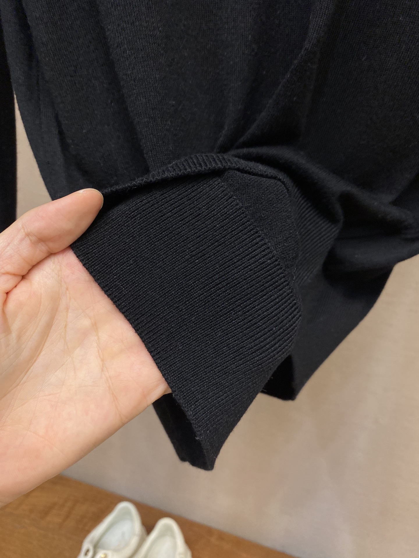 🌟🌟Dior，小标签圆领毛织长袖发售色系：米黄、黑色、粉色⚠️原,100购买；混纺绵羊毛材质、胸前饰以标