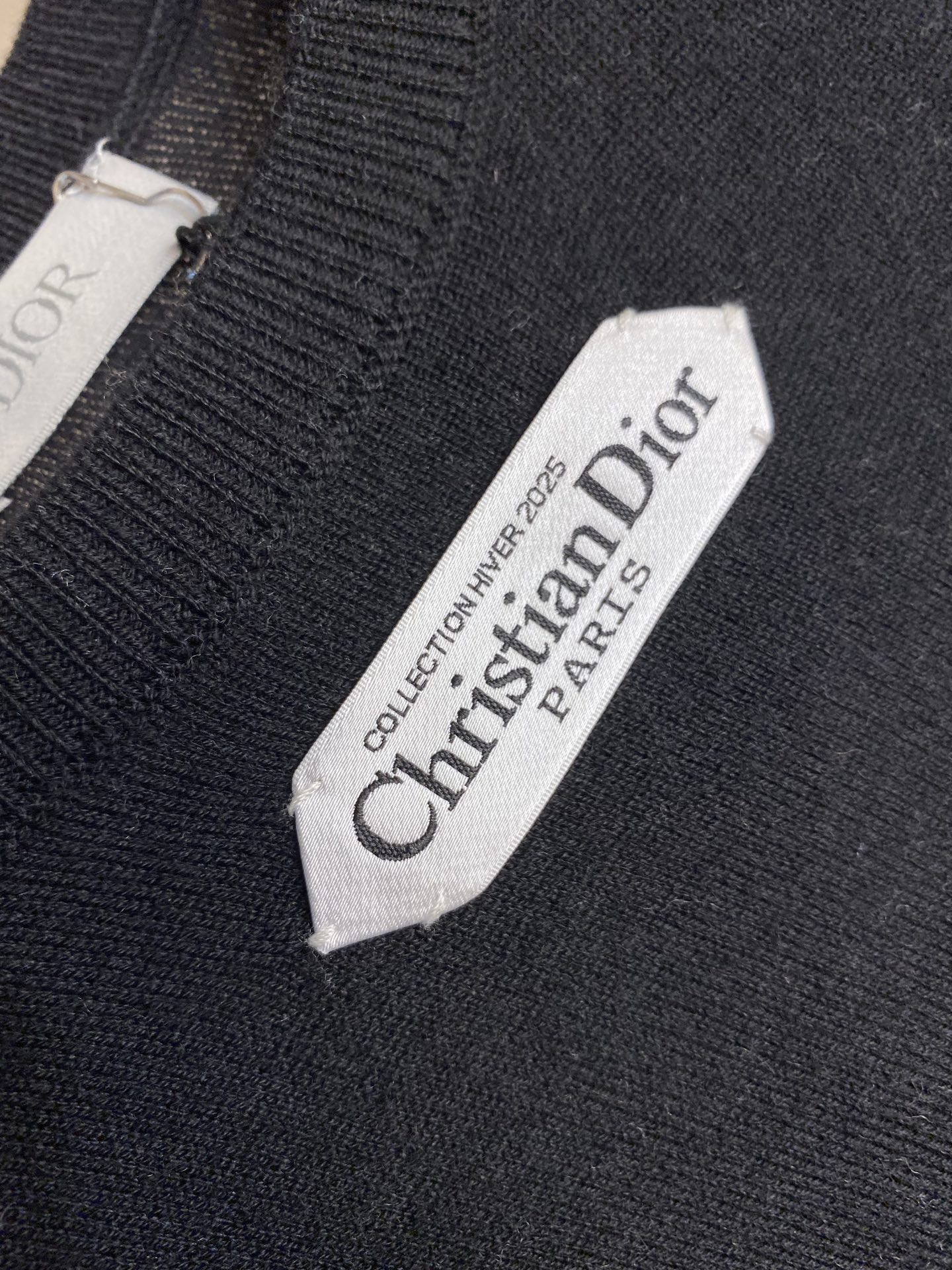 🌟🌟Dior，小标签圆领毛织长袖发售色系：米黄、黑色、粉色⚠️原,100购买；混纺绵羊毛材质、胸前饰以标