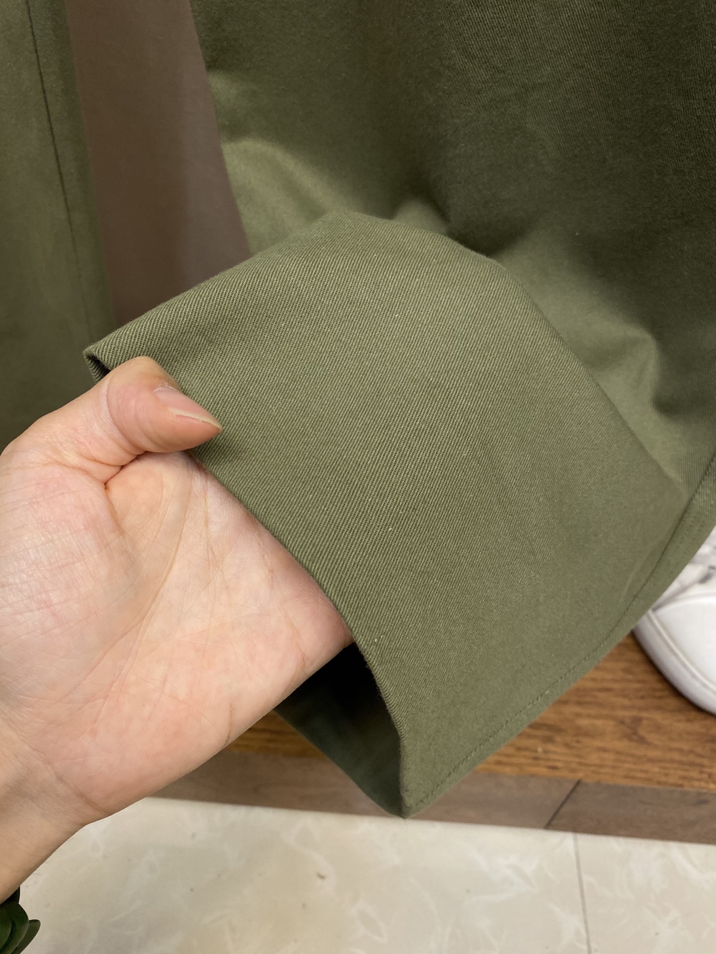 🌟🌟1V、肖像刺绣工装长裤⚠️原,200购买；棉质斜纹面料、左侧工装口袋配有标识刺绣贴饰、拉链开合、意式