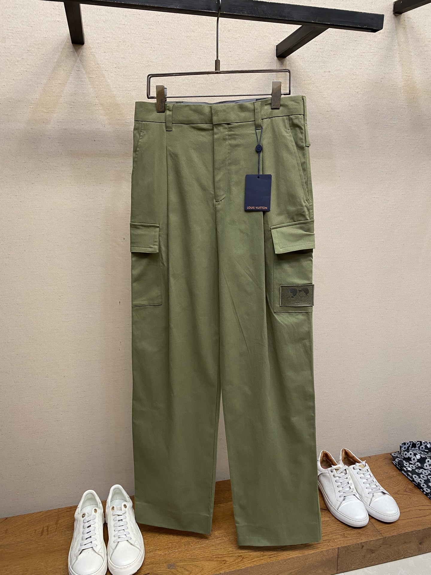 NO:574022,1V. Portrait embroidered cargo trousers, originally purchased for 200; cotton twill fabric, left cargo pocket with logo embroidered patch, zipper closure, Italian style pockets, flap cargo pockets, rear flap pocket # Cotton twill fabric material The high cotton content ensures the fabric's excellent breathability, durability and classic workwear texture, while the twill weave gives it unique wear resistance and stiffness. The special fabric technology solves the pain points of tight and stiff traditional work pants; it provides greater freedom when moving, significantly improves the comfort and flexibility of wearing, and achieves a balance between functionality and comfort. # The left workwear pocket is equipped with a logo embroidered patch For the embroidered portrait patch on the left, the portrait is digitally processed and transformed into a line draft blueprint that can be embroidered. A high-precision computer embroidery machine is used for multi-layer embroidery, and the outline, light and shade, and texture details of the portrait are created by interweaving and superimposing embroidery threads of different colors. Tens of thousands of stitches and fine color transitions ensure clear lines and no excess threads, making the portrait lifelike and three-dimensional. # Multifunctional workwear pattern tailoring The design of the trousers combines retro workwear genes and modern deconstruction. The core lies in the neat pleat processing, which not only deconstructs the flat silhouette on the front, increases the three-dimensional sense and design level, but also visually optimizes the leg lines. Multiple flap pockets are classic workwear functional elements, and the overall tough style. Size XS-L,, alexander wang198609091V、肖像刺绣工装长裤 原,200购买；棉质斜纹面料、左侧工装口袋配有标识刺绣贴饰、拉链开合、意式口袋、翻盖工装口袋、后部翻盖口袋 # 棉质斜纹面料材质 高含棉量确保了面料出色的透气性、耐用性和经典的工装质感,同时斜纹织法赋予其独特的耐磨性与挺括度.特殊的面料工艺制作,解决了传统工装裤紧绷僵硬的痛点；在行动时提供更大的自由度,显著提升了穿着的舒适度和灵活性,实现了机能与舒适的平衡. # 左侧工装口袋配有标识刺绣贴饰 左侧的刺绣肖像贴饰,对版将人物肖像进行数字化处理,转化为可刺绣的线稿蓝图.采用高精度电脑绣花机进行多层次刺绣,通过不同颜色的绣线交织叠加,塑造出肖像的轮廓、明暗和纹理细节.数万针脚和精细的色彩过渡,确保线条清晰、无多余线头,使肖像栩栩如生且具有立体质感. # 多功能工装版型剪裁 裤装的设计融合了复古工装基因与现代解构主义.其核心在于齐整的褶裥处理,不仅解构了正面的平整廓形,增加了立体感和设计层次,更在视觉上优化了腿部线条.多个翻盖口袋经典的工装机能元素,整体的硬朗风格. 尺码XS-L,,alexander wang,Men's clothing