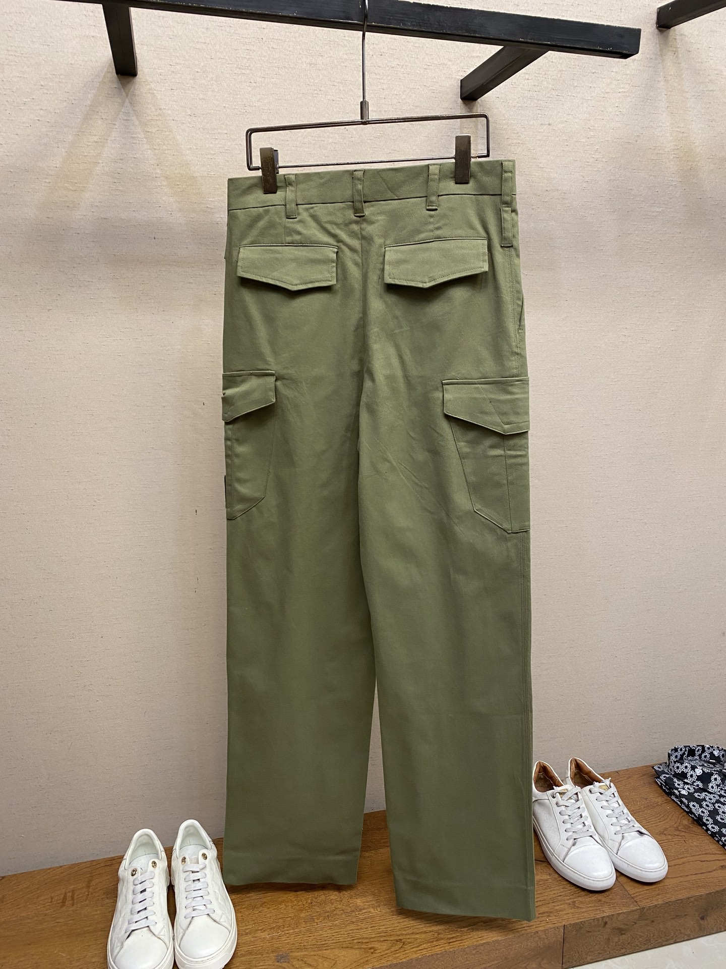 🌟🌟1V、肖像刺绣工装长裤⚠️原,200购买；棉质斜纹面料、左侧工装口袋配有标识刺绣贴饰、拉链开合、意式