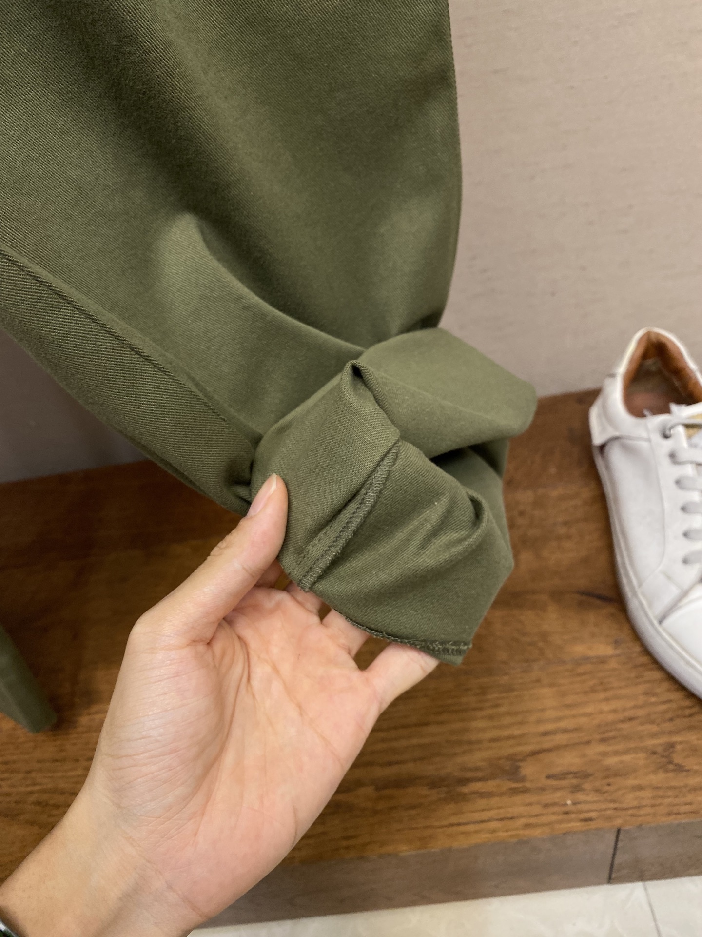 🌟🌟1V、肖像刺绣工装长裤⚠️原,200购买；棉质斜纹面料、左侧工装口袋配有标识刺绣贴饰、拉链开合、意式