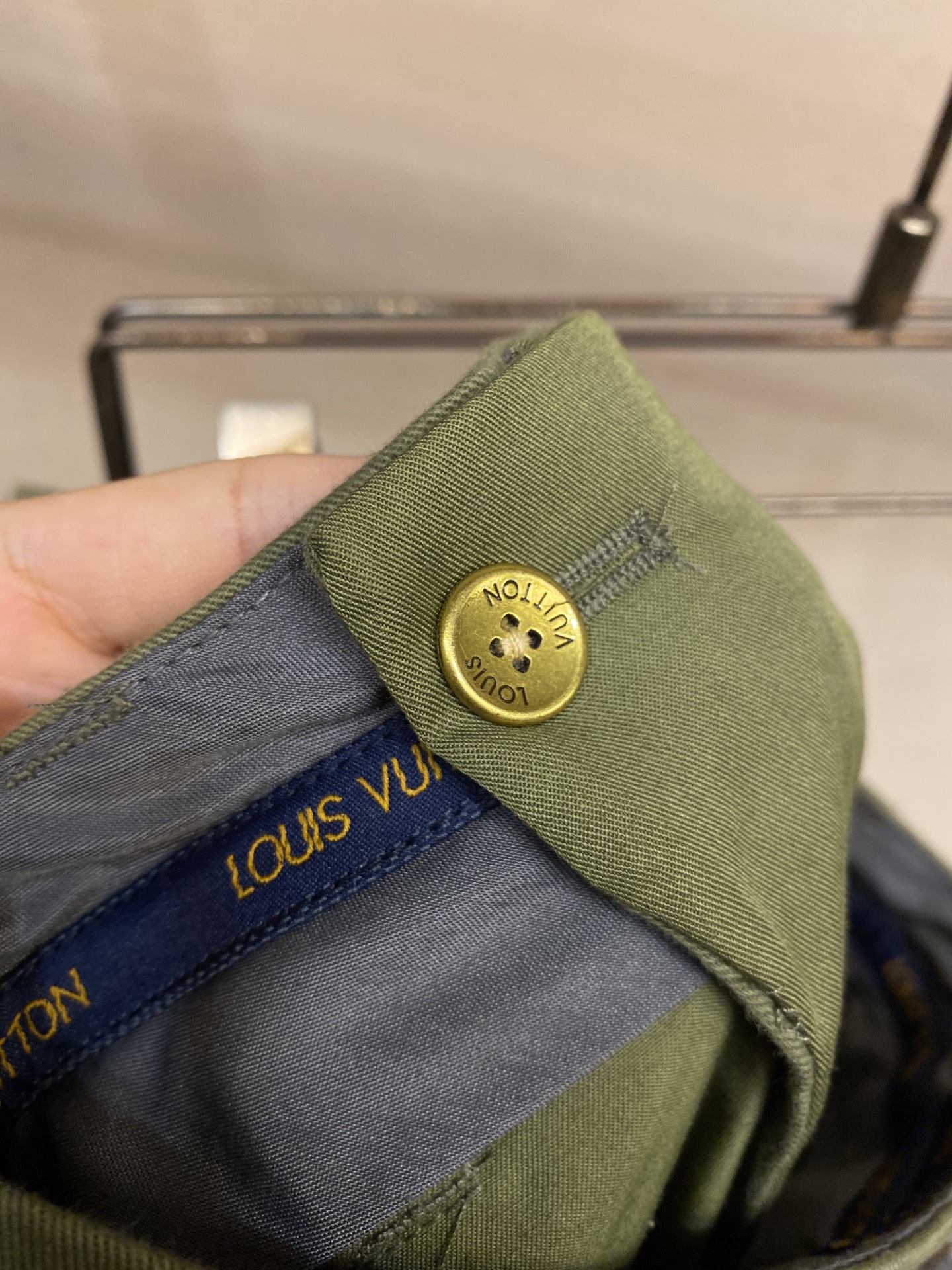 🌟🌟1V、肖像刺绣工装长裤⚠️原,200购买；棉质斜纹面料、左侧工装口袋配有标识刺绣贴饰、拉链开合、意式