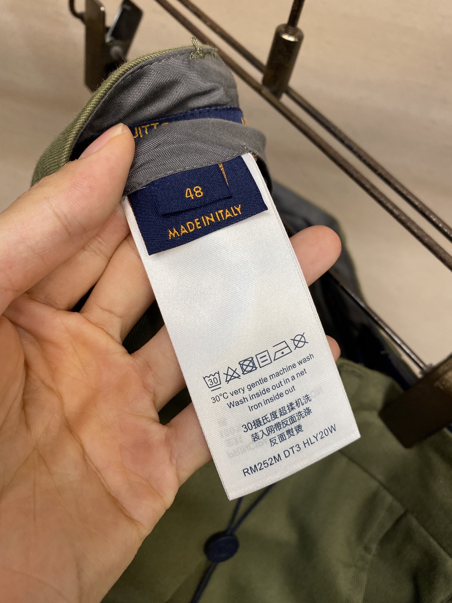 🌟🌟1V、肖像刺绣工装长裤⚠️原,200购买；棉质斜纹面料、左侧工装口袋配有标识刺绣贴饰、拉链开合、意式