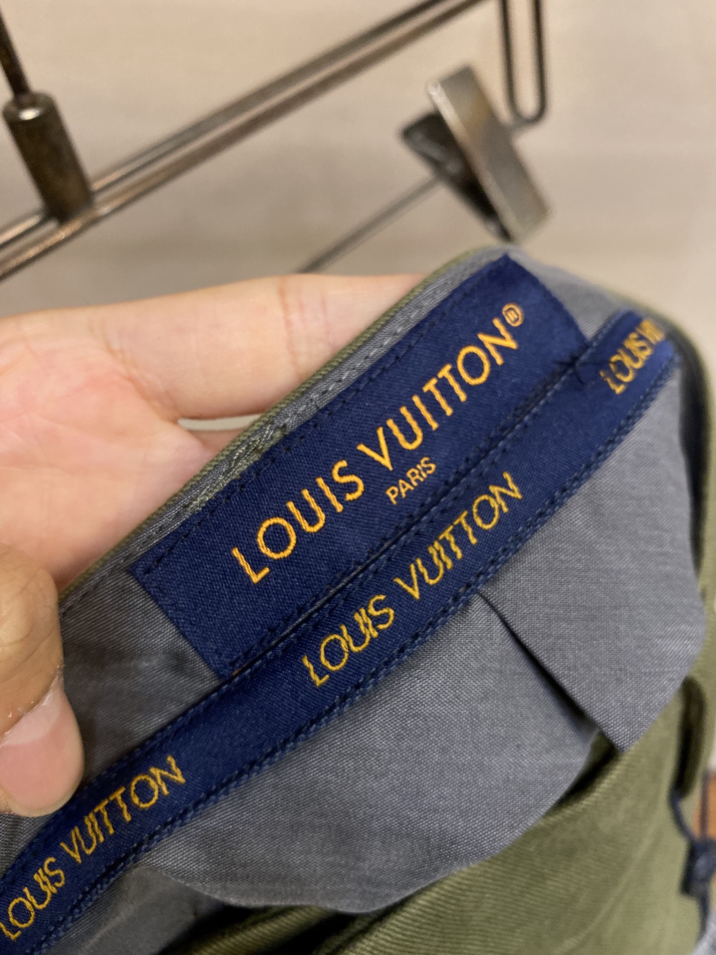 🌟🌟1V、肖像刺绣工装长裤⚠️原,200购买；棉质斜纹面料、左侧工装口袋配有标识刺绣贴饰、拉链开合、意式