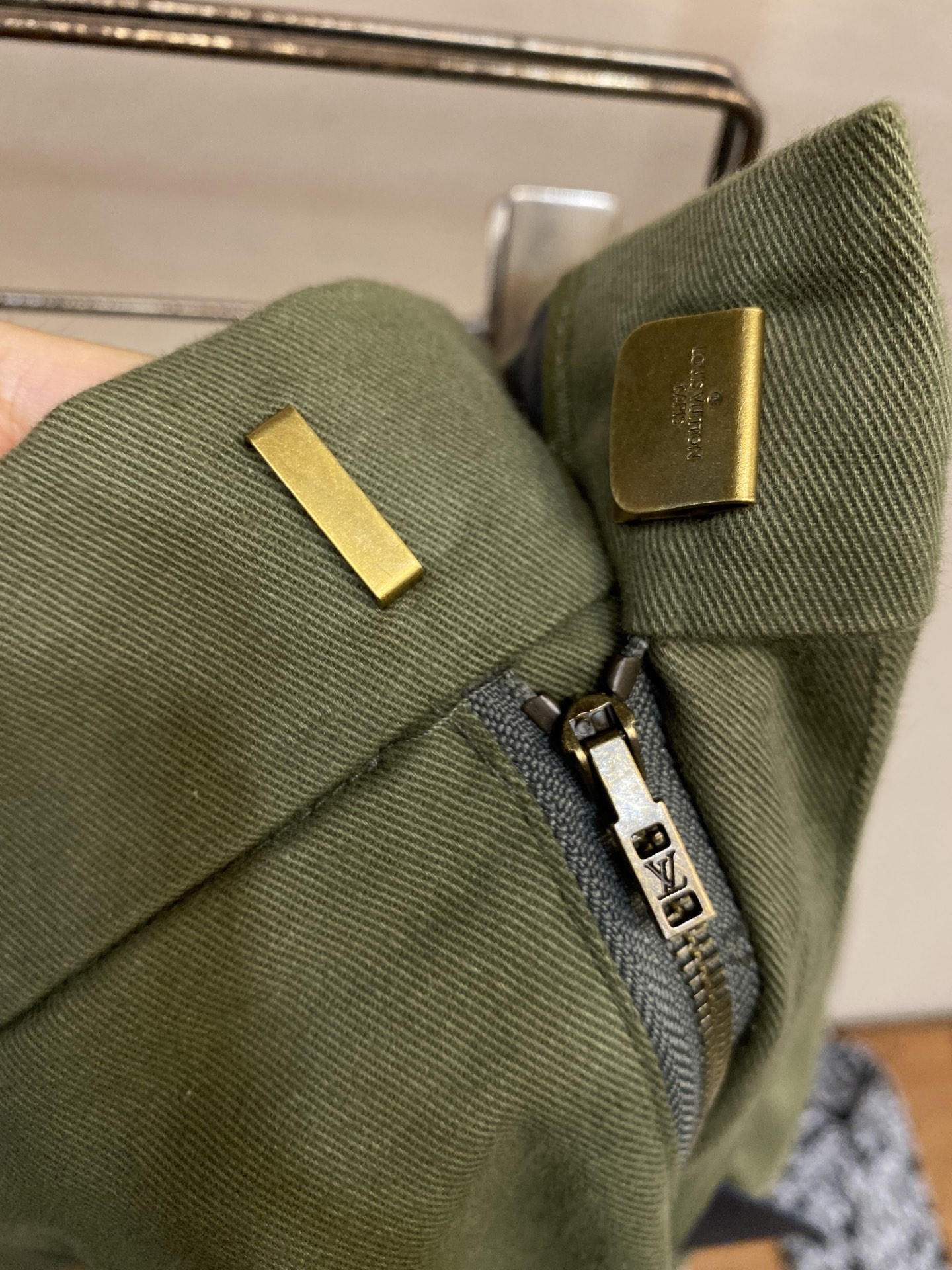 🌟🌟1V、肖像刺绣工装长裤⚠️原,200购买；棉质斜纹面料、左侧工装口袋配有标识刺绣贴饰、拉链开合、意式