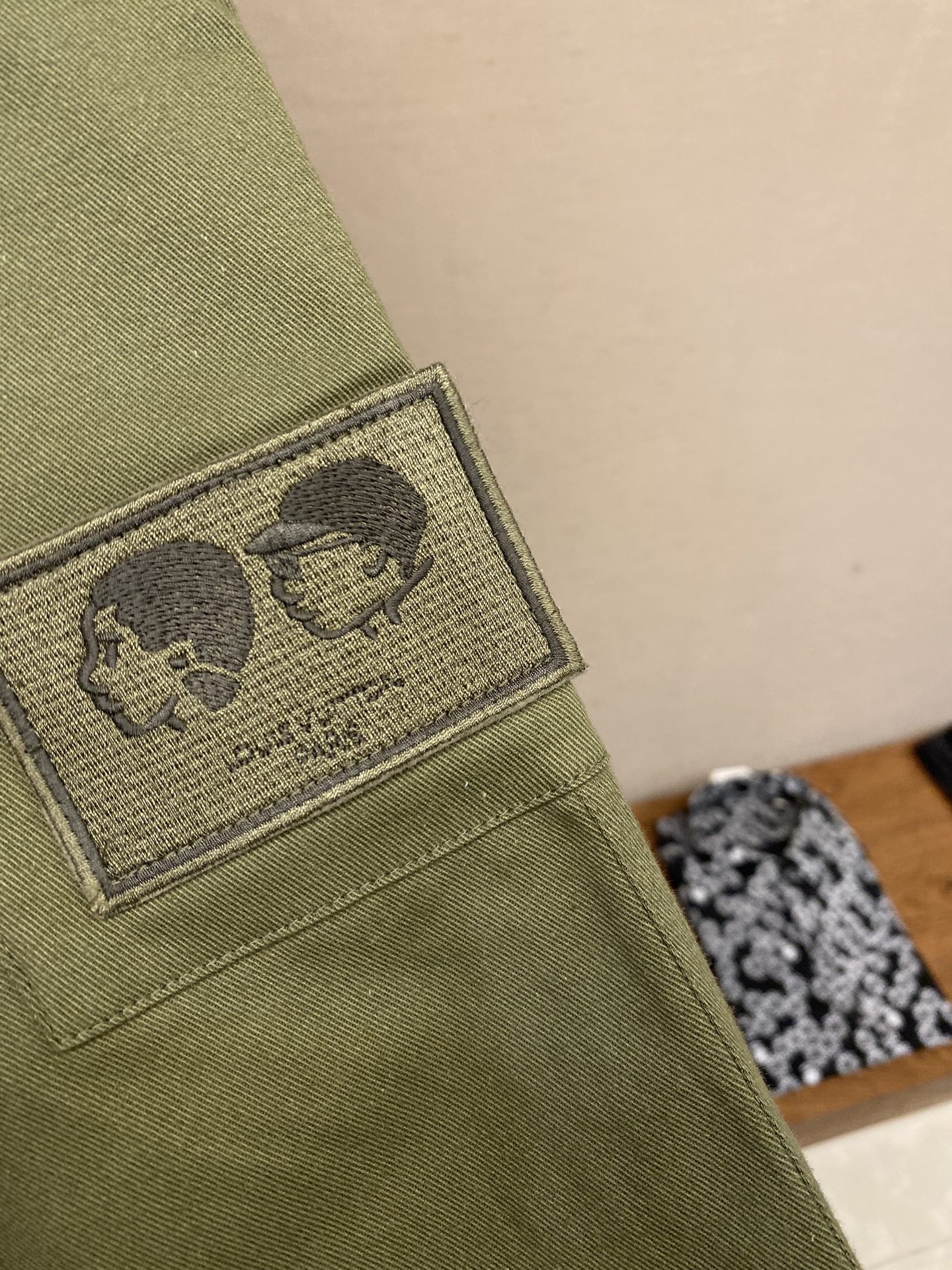 🌟🌟1V、肖像刺绣工装长裤⚠️原,200购买；棉质斜纹面料、左侧工装口袋配有标识刺绣贴饰、拉链开合、意式