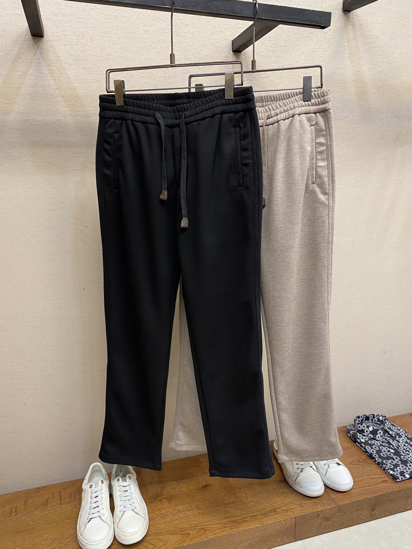 🌟🌟Brioni，羊毛混纺休闲裤👍 最新款上身版型无敌正！绝对可以闭眼收的一款此款裤子非常百搭，弹力腰围