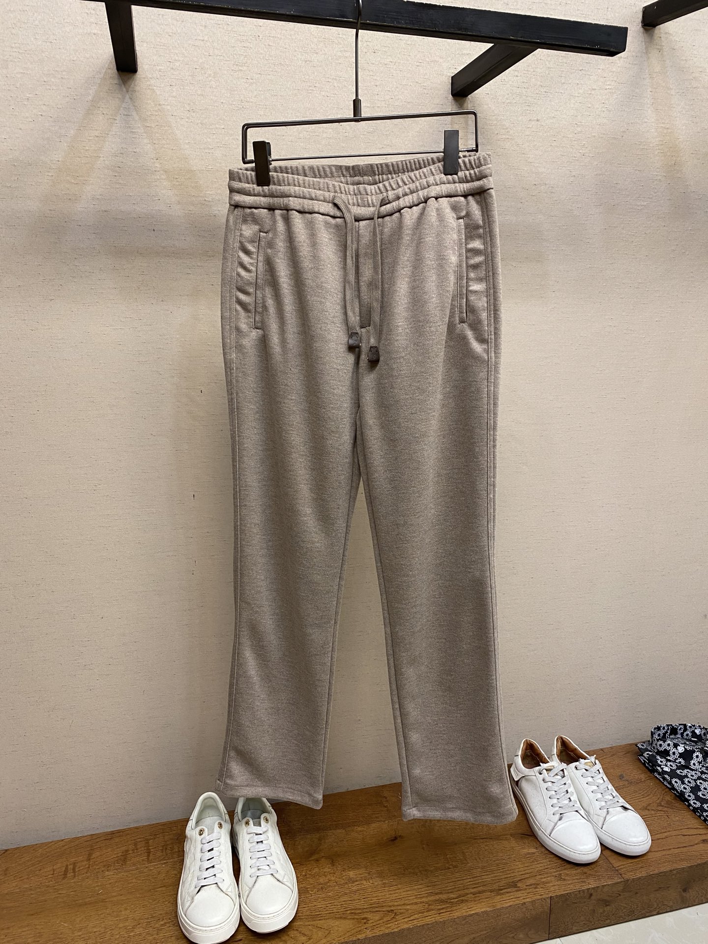 NO:530927,Brioni, wool-blend casual pants, the latest top-body style is invincible!  This pants are very versatile, elastic waist, and can be worn for daily work. They are the perfect combination of fashionable and leisure and outdoor sports, so whether you wear them normally or outdoors, they are your best choice. Extreme comfort and quick sweating are the most popular key points, improving the comfort of wearing and suitable for aerobics and trail running conditions. This style is a jogging casual pants with an extremely wide range of applications, allowing you to naturally maintain a love for sports in summer, or you can wear them in casual life. Size 31-38 No 35, 37,,alexander wang19860909Brioni,羊毛混纺休闲裤 最新款上身版型无敌正！ 绝对可以闭眼收的一款 此款裤子非常百搭,弹力腰围,日常上班 户外运动都可以穿着,是时尚休闲与户外运动的完美结合,所以无论您平时穿或者户外穿都是您的最佳选择. 极致舒适和快速排汗是备受青睐的重点,提升穿着舒适度,适合有氧运动和越野跑条件下穿着,此款是一件适用范围极其广泛的跑步休闲裤,让你在夏天自然可以保持对运动热爱,也可以在休闲生活中穿着 尺码31-38无35,37,,alexander wang,Men's clothing