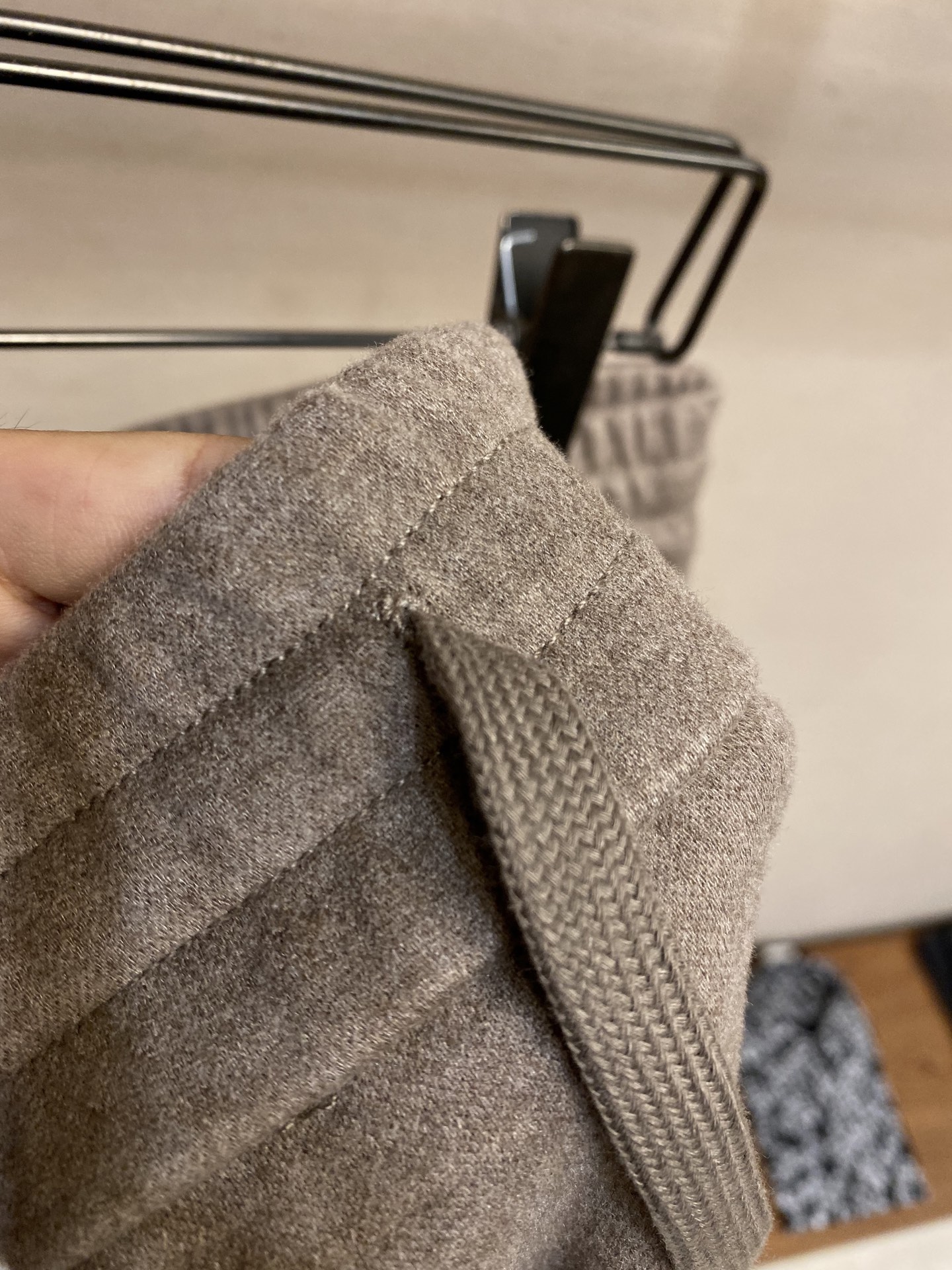 🌟🌟Brioni，羊毛混纺休闲裤👍 最新款上身版型无敌正！绝对可以闭眼收的一款此款裤子非常百搭，弹力腰围