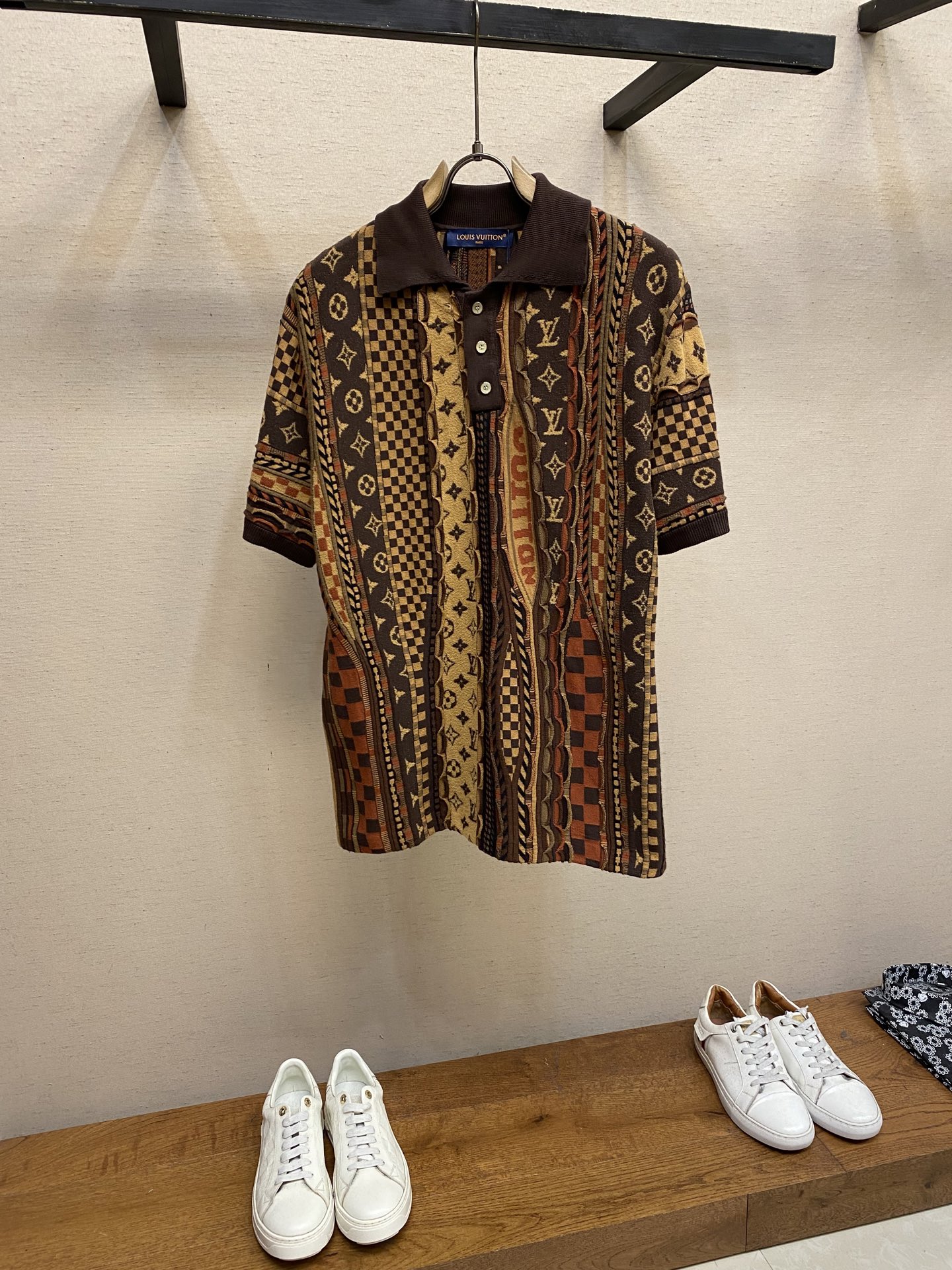 NO:530918,1V, Louis Vuitton 25FW jointly-branded Nigo series Monogram Jacquard Heavy Industry Polo collar short sleeve Heavy Industry positioning three-dimensional contrasting color inlay craftsmanship runs through the fashionable and high-end feeling!  Swiss woven positioning inlay craftsmanship, high-end pink color matching, sporty style for men and women!  The classic wide version is fashionable and high-end!  Size S-XL, louis vuitton, T-shirt, alexander wang198609091V、路易威登 25FW 联名Nigo系列Monogram花提花重工polo领短袖 重工定位立体撞色嵌花工艺贯穿时髦高级感！瑞士机织定位嵌花工艺,高级粉嫩配色 运动气息男女同款！经典宽版版型时髦又高级！ 尺码S-XL,,louis vuitton,T-shirt,alexander wang,Men's clothing