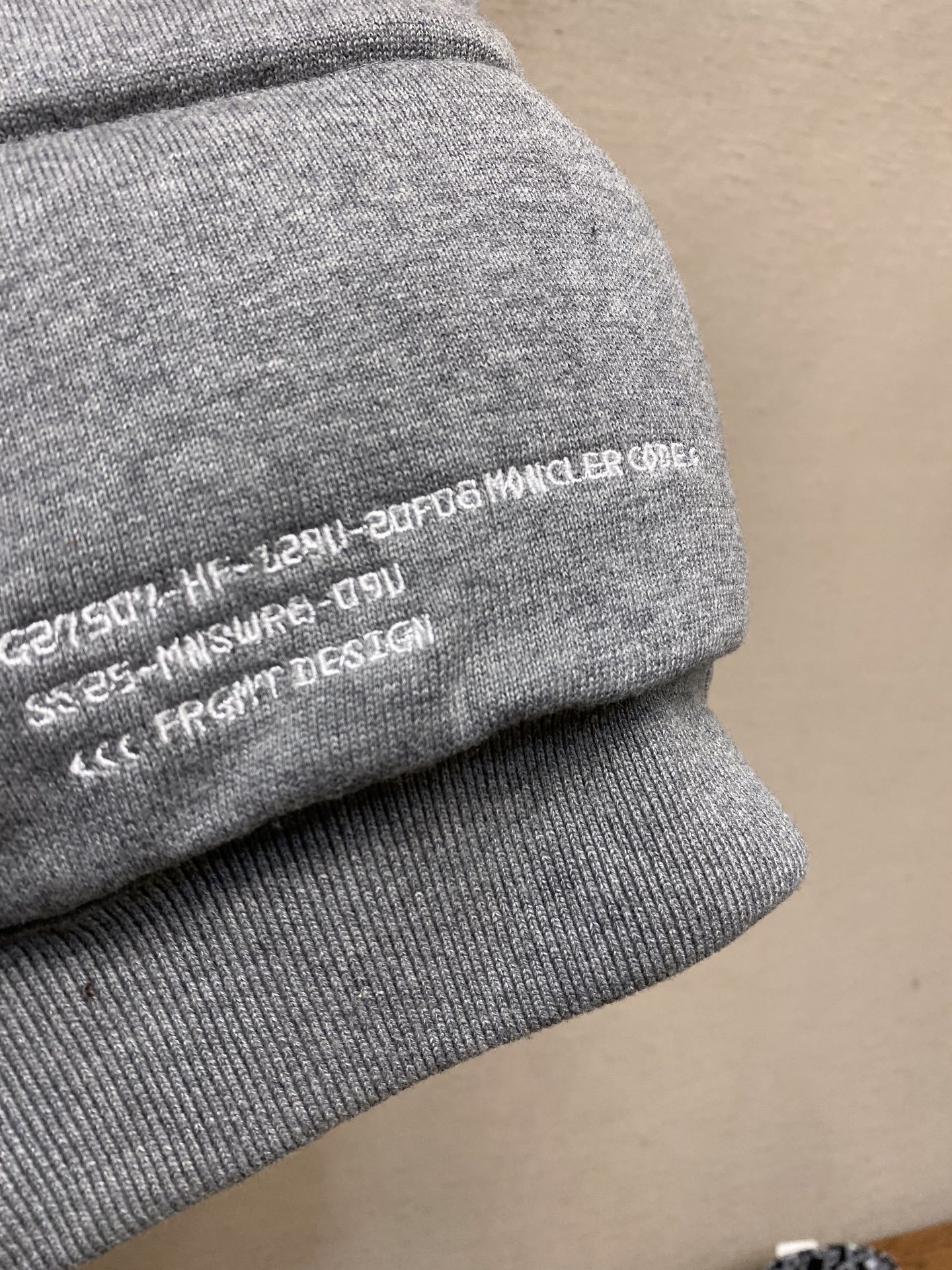 🌟🌟Moncler、棉质饰刺绣羽绒马甲面料选择:采用100%棉纤维打造而成的轻盈针织面料,纤维特性触感柔