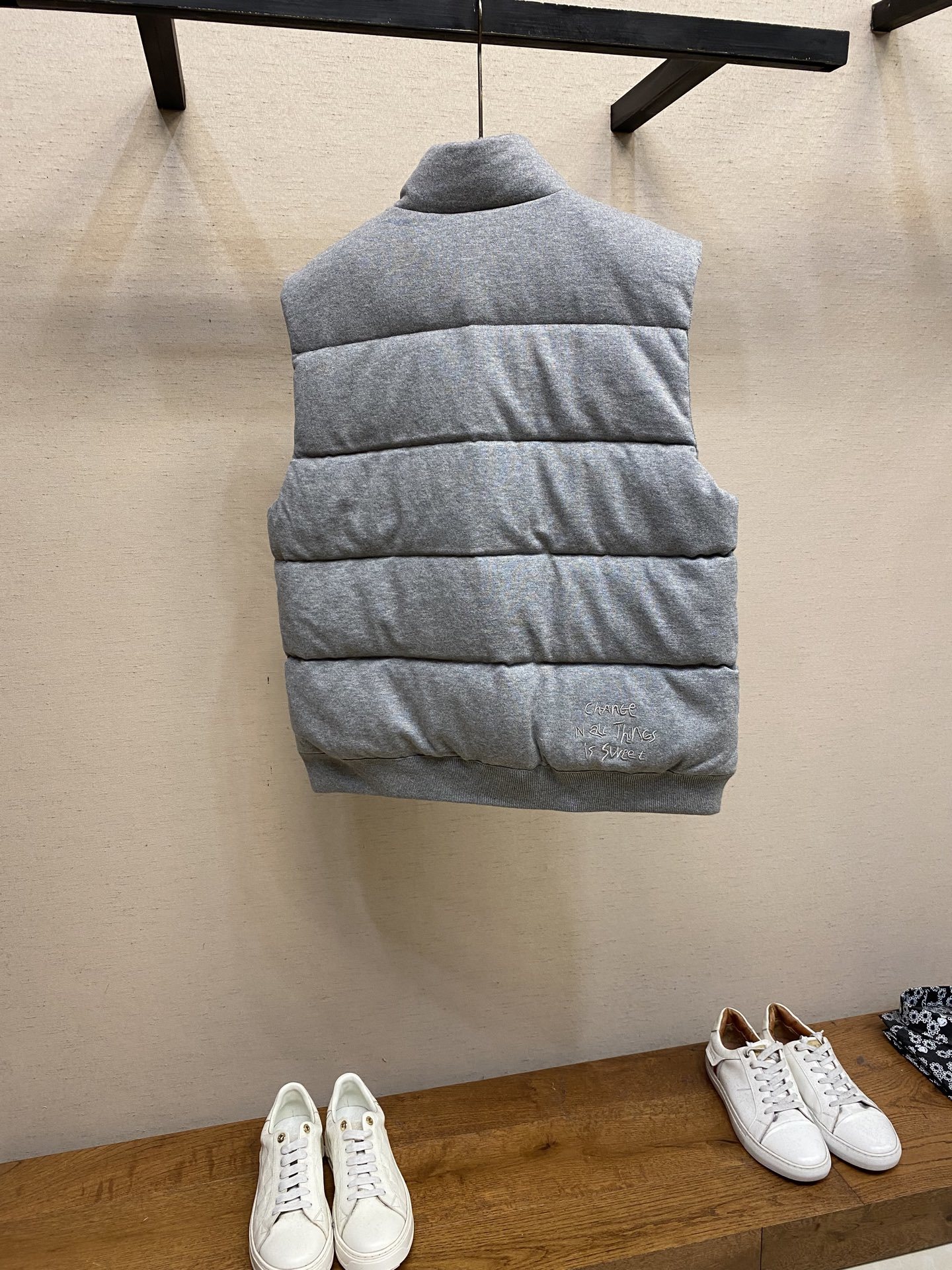 🌟🌟Moncler、棉质饰刺绣羽绒马甲面料选择:采用100%棉纤维打造而成的轻盈针织面料,纤维特性触感柔