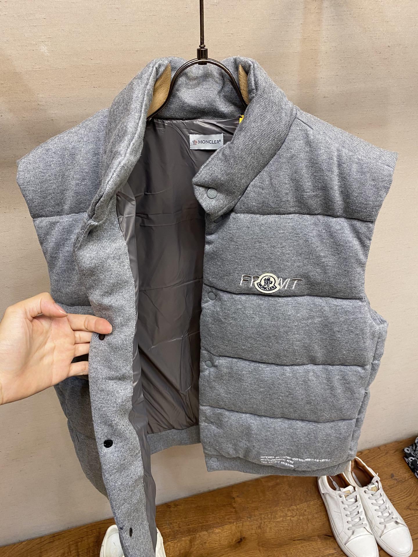 🌟🌟Moncler、棉质饰刺绣羽绒马甲面料选择:采用100%棉纤维打造而成的轻盈针织面料,纤维特性触感柔