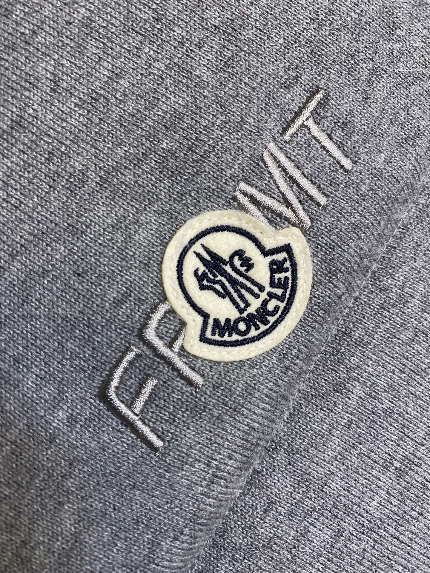 🌟🌟Moncler、棉质饰刺绣羽绒马甲面料选择:采用100%棉纤维打造而成的轻盈针织面料,纤维特性触感柔
