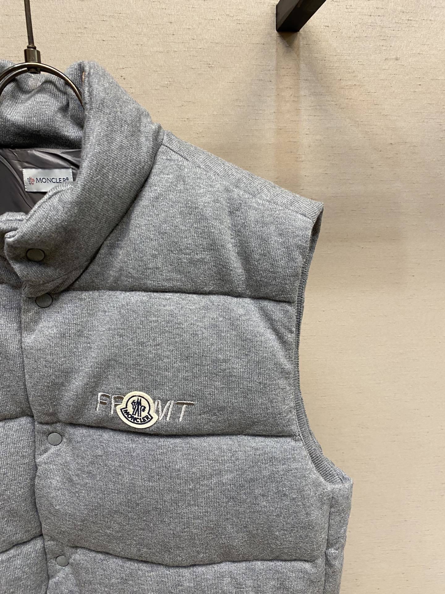 🌟🌟Moncler、棉质饰刺绣羽绒马甲面料选择:采用100%棉纤维打造而成的轻盈针织面料,纤维特性触感柔