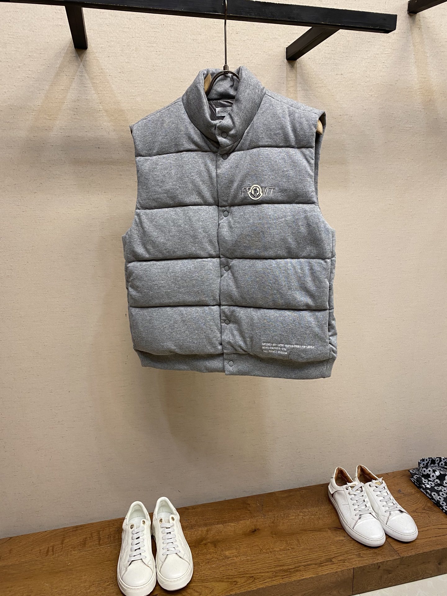 🌟🌟Moncler、棉质饰刺绣羽绒马甲面料选择:采用100%棉纤维打造而成的轻盈针织面料,纤维特性触感柔