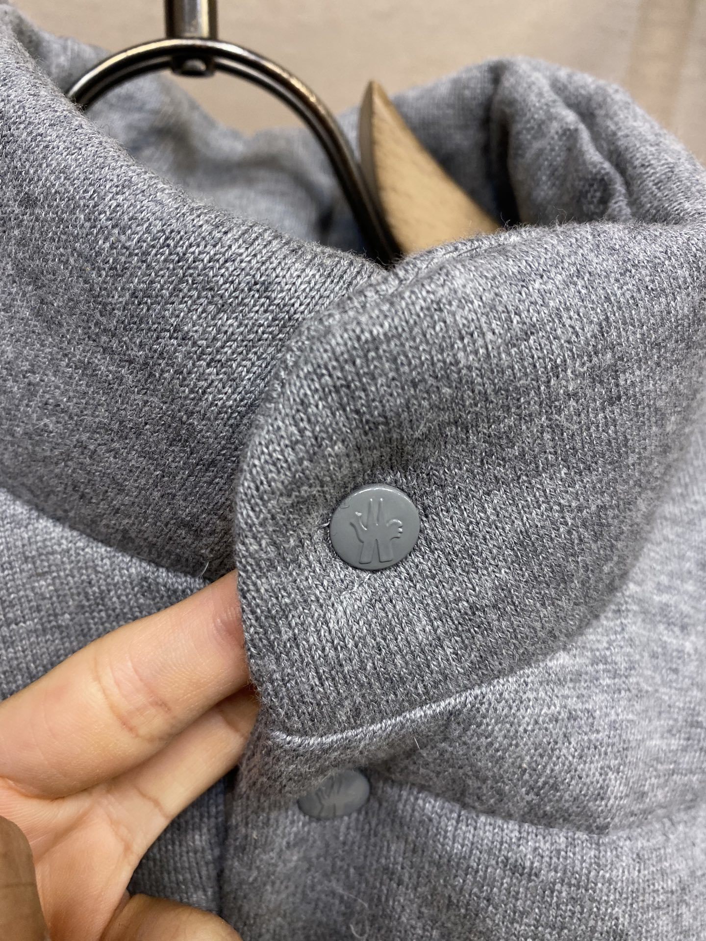 🌟🌟Moncler、棉质饰刺绣羽绒马甲面料选择:采用100%棉纤维打造而成的轻盈针织面料,纤维特性触感柔