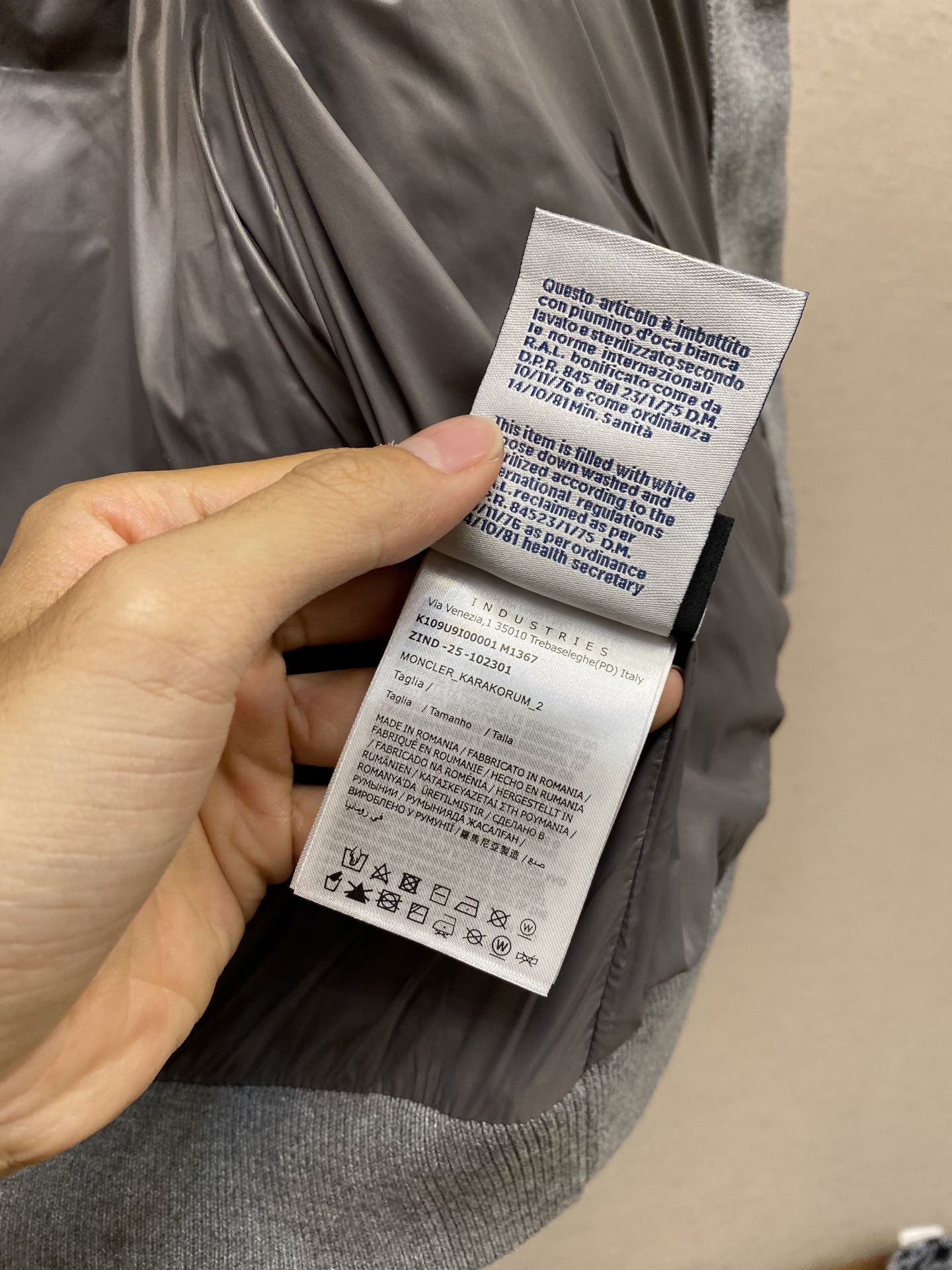 🌟🌟Moncler、棉质饰刺绣羽绒马甲面料选择:采用100%棉纤维打造而成的轻盈针织面料,纤维特性触感柔