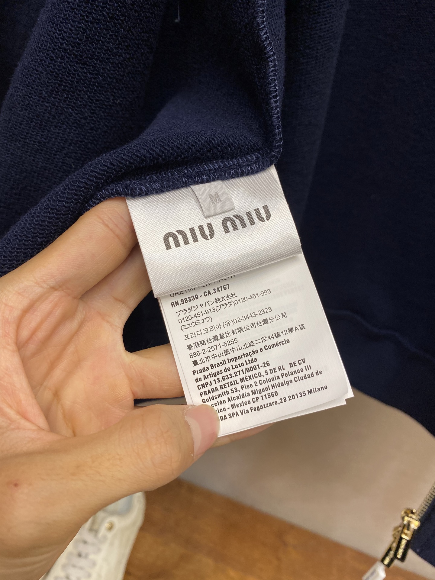 🌟🌟Miu Miu 饰刺绣连帽卫衣采用棉为基底编织而成的单面鱼鳞布面料，正面为平滑的针织面，触肤面通过针