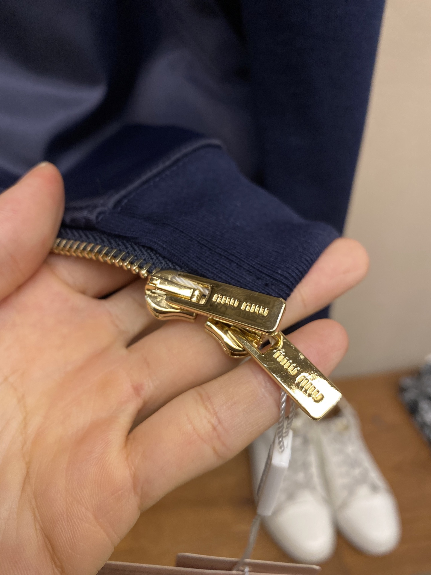 🌟🌟Miu Miu 饰刺绣连帽卫衣采用棉为基底编织而成的单面鱼鳞布面料，正面为平滑的针织面，触肤面通过针