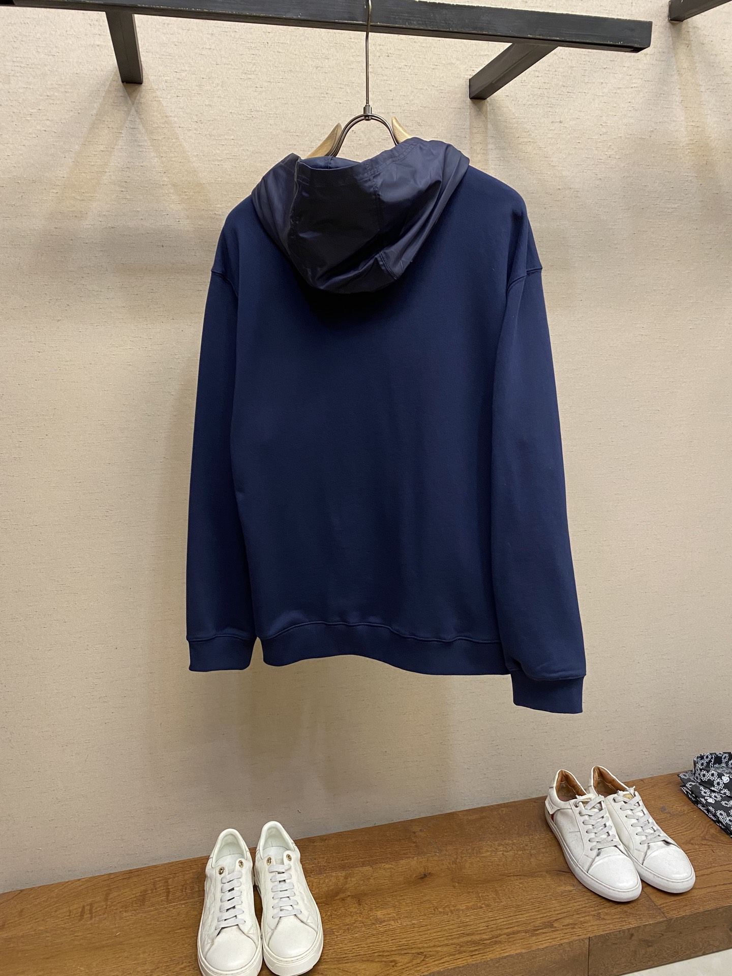 🌟🌟Miu Miu 饰刺绣连帽卫衣采用棉为基底编织而成的单面鱼鳞布面料，正面为平滑的针织面，触肤面通过针