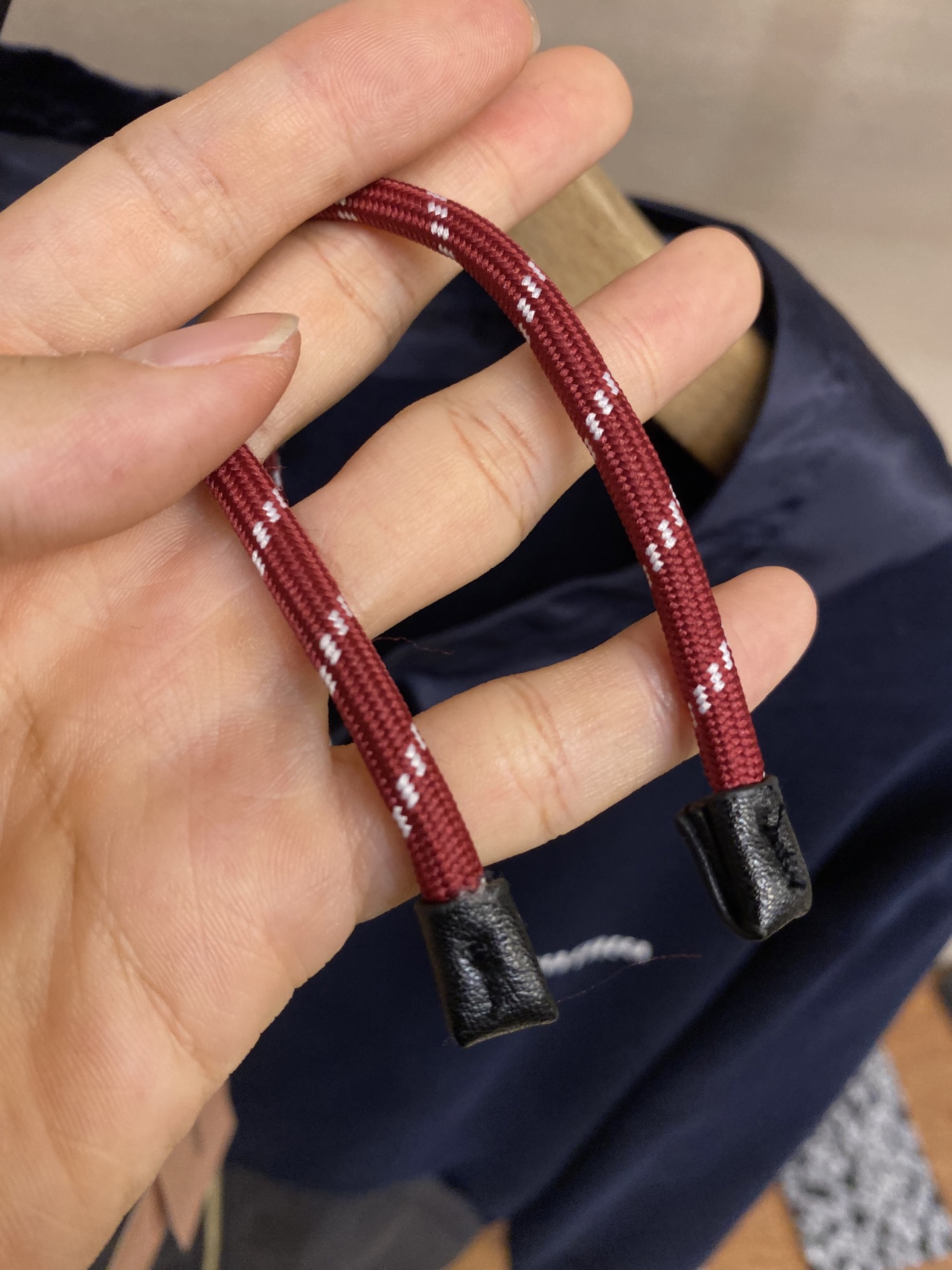 🌟🌟Miu Miu 饰刺绣连帽卫衣采用棉为基底编织而成的单面鱼鳞布面料，正面为平滑的针织面，触肤面通过针