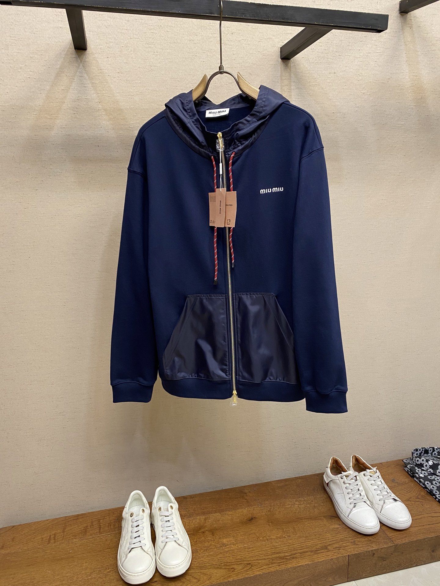 NO:530914,Miu Miu embroidered hooded sweatshirt is a single-sided fish scale fabric made of cotton as a base. The front is a smooth knitted surface. The touching surface is formed by the floating thread knitting technology of the knitting machine to form a three-dimensional terry loop, which increases the fluffy feeling and is delicate at the same time. The terry structure absorbs a large amount of water and evaporates quickly, and it is not easy to deform loosely after multiple washings. The hat body and side insert bag are made of nylon fabric, which is wear-resistant and has good windproof performance as the hat body. Process 1 The 2*2 rib formed by alternating the vertical line of the front coil and the vertical line of the reverse coil are still very elastic, with wide lines, fitting the wrist and waist without restraint. The gaps between the coils allow air circulation while not losing warmth. Process 2 Through active intervention in the shrinkage potential of cotton fibers, the fabric has been achieved from easy to change to stable, which improves dimensional stability, and is not easy to deform and wrinkle. Process 3  The high-precision calculation program system of the computer embroidery machine controls the embroidery frame to move in the X/Y direction, and at the same time, the needle is shuttled up and down, embroidered according to the set path, automatically completes the actions of thread cutting and jumping, forming a stitch track, automatically adjusts the tension of the upper and lower lines, ensuring that the stitch is flat and there is no floating line, forming a high-precision letter pattern. Size S-XL,,miumiu,hoodie,sweatshirts,hats,alexander wang19860909Miu Miu 饰刺绣连帽卫衣 采用棉为基底编织而成的单面鱼鳞布面料,正面为平滑的针织面,触肤面通过针织机的浮线编织技术形成立体的毛圈,增加蓬松感, 同时触感细腻.毛圈结构吸水量大且蒸发快,多次洗涤不易松散变形.帽身和侧插袋选用尼龙面料,耐磨且作为帽身具有良好的防风性 能. 工艺1 通过正面线圈纵行和反面线圈纵行相互交替配置而形成的2*2罗纹,弹性依然很好,纹路较宽,贴合腕部和腰部而无束缚感,线圈间的空隙允许空气流通,同时不失保暖性能. 工艺2 通过主动干预棉纤维收缩潜能,实现了面料从易变到稳定的跨越,提升了尺寸稳定性,同时不易变形,褶皱. 工艺3 电脑绣花机高精度的计算程序系统控制绣花框在X/Y方向移动,同时机针上下穿梭,按照设定的路径进行刺绣,自动完成剪线、跳线等动作,形成针迹轨迹,自动调整上线和下线张力,确保线迹平整无浮线,形成高精度的字母图案. 尺码S-XL,,miumiu,hoodie,sweatshirts,hats,alexander wang,Men's clothing