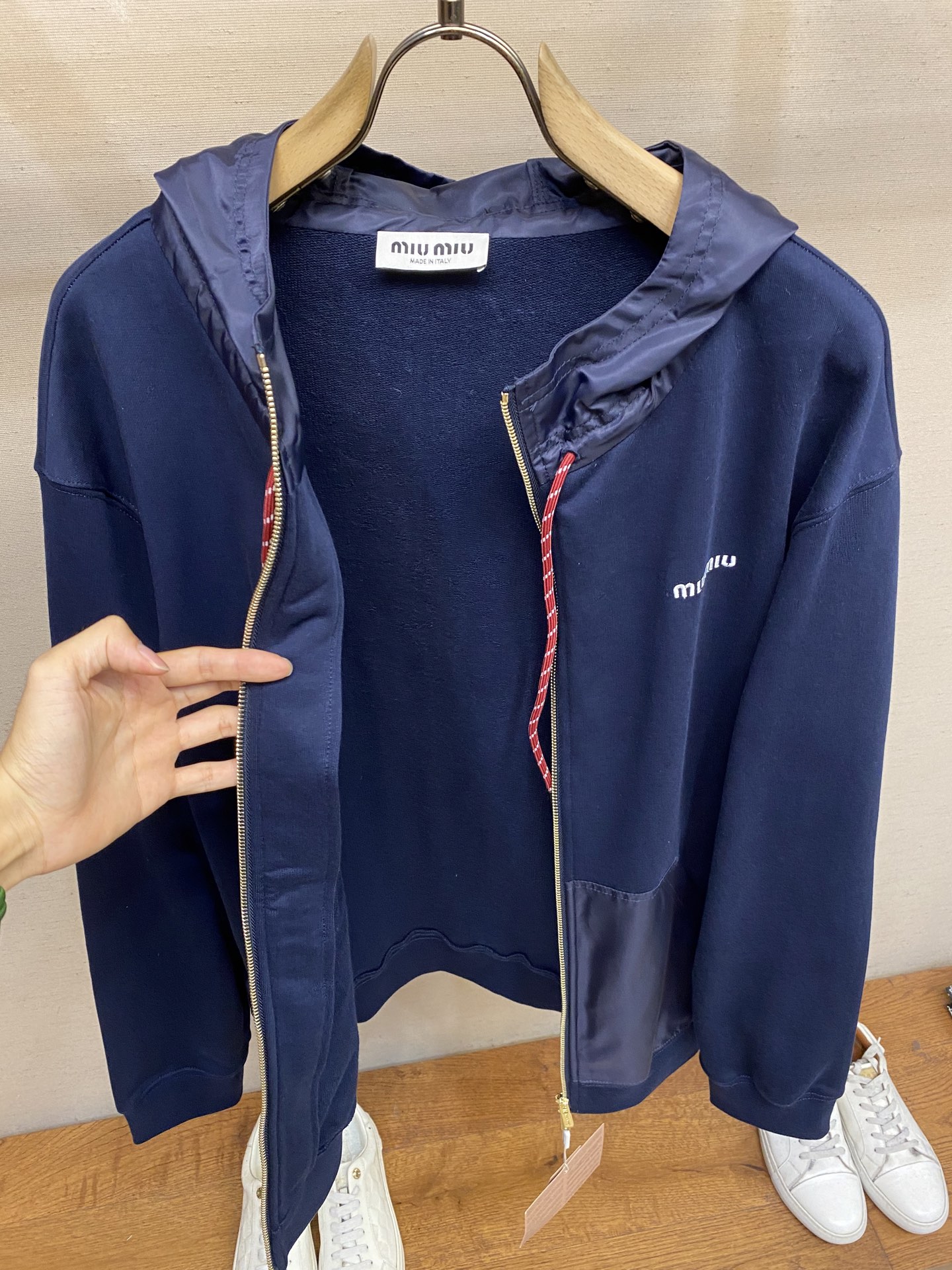 🌟🌟Miu Miu 饰刺绣连帽卫衣采用棉为基底编织而成的单面鱼鳞布面料，正面为平滑的针织面，触肤面通过针