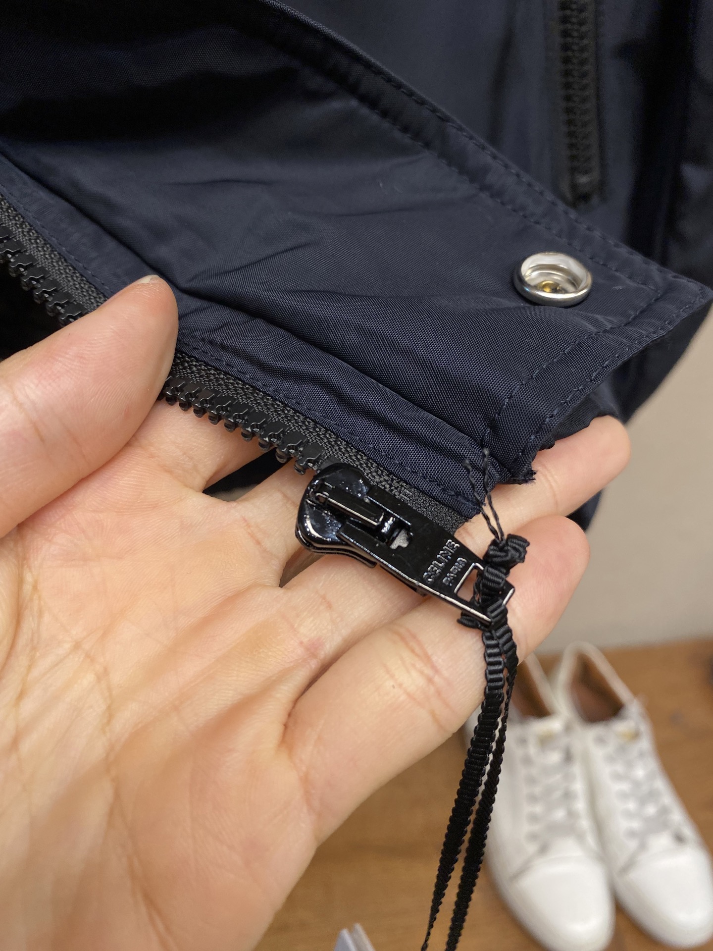 🌟🌟Celine、饰刺绣风衣面料选择：选用100%聚酯纤维打造而成的牛津布面料。纤维特性具有良好的韧性，